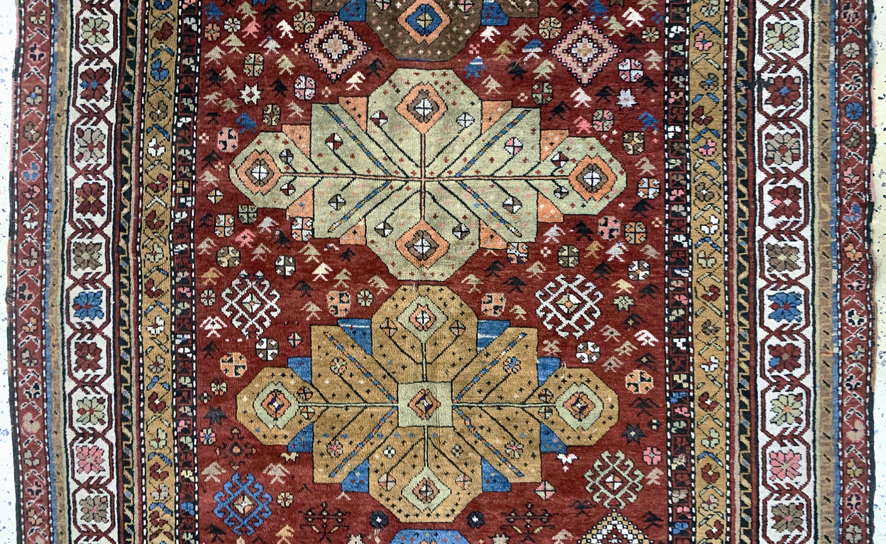 Detail b: Shirwan alt, Kaukasus, um 1900, Wolle auf Wolle, ca. 205 x 140 cm, EHZ: 3, kleine Löcher