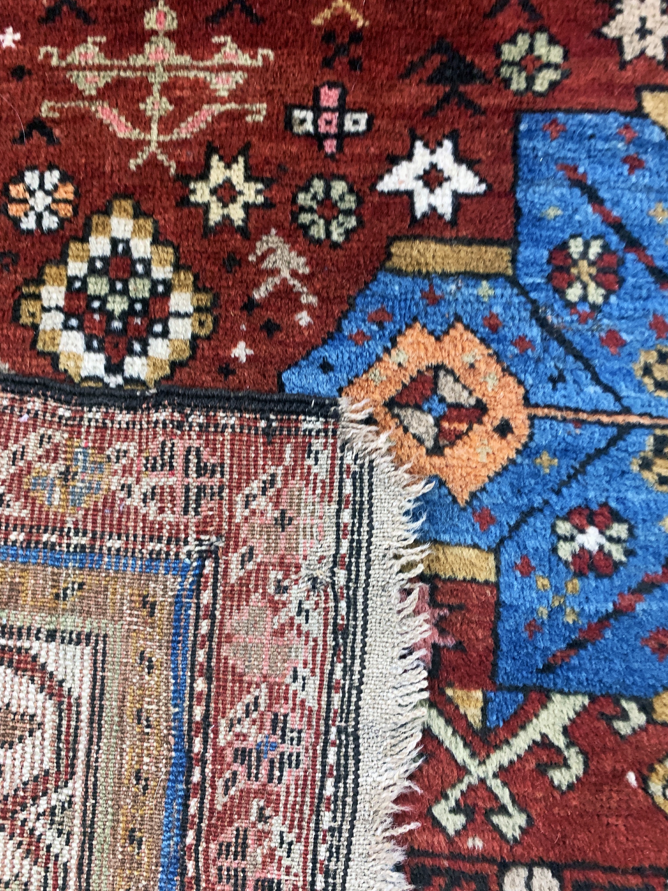 Detail e: Shirwan alt, Kaukasus, um 1900, Wolle auf Wolle, ca. 205 x 140 cm, EHZ: 3, kleine Löcher