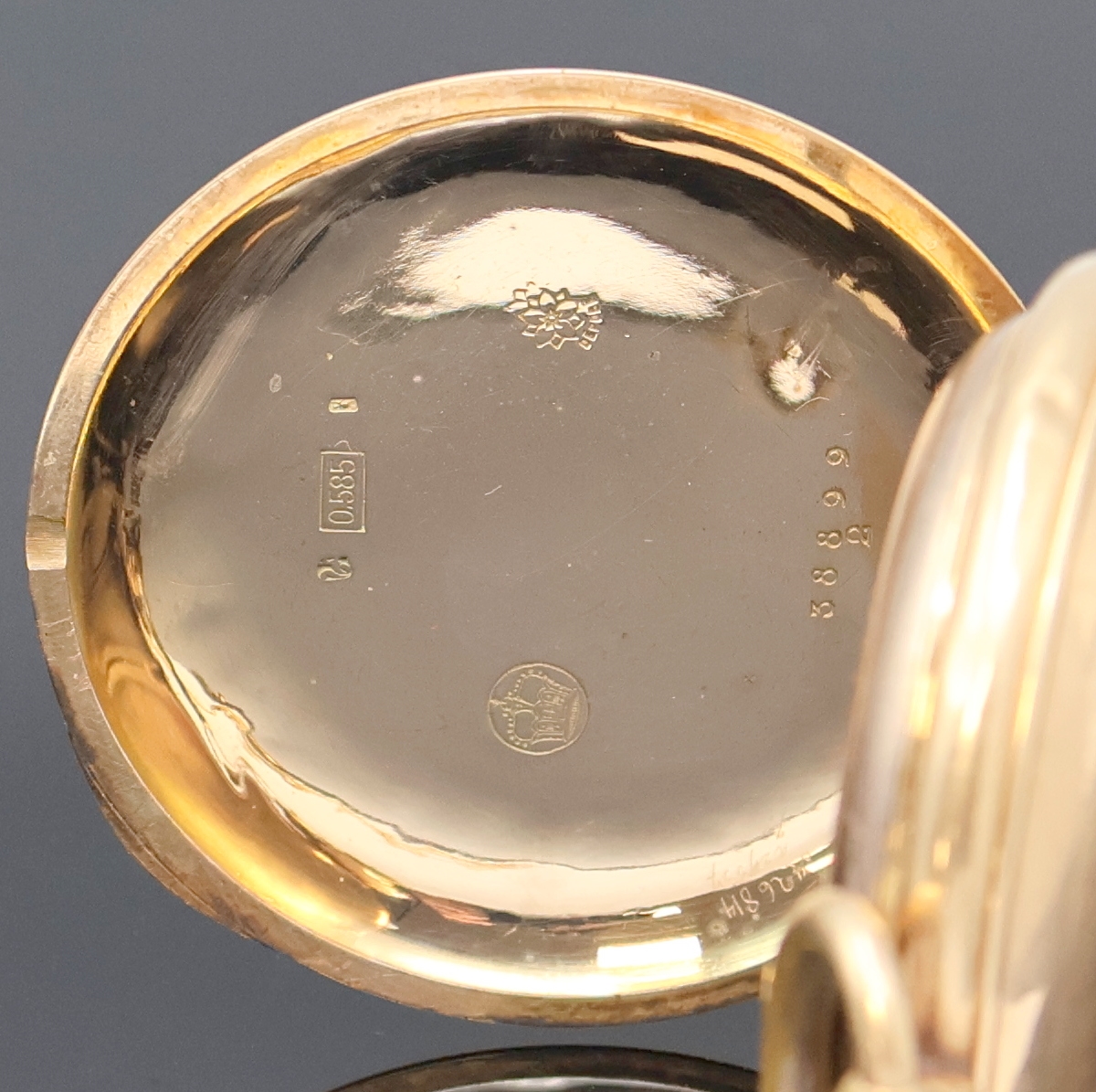 Detail d: SYSTEME GLASHÜTTE Herrensavonette in RoseG 585/000 an RoseG 585/000 Kette, Schweiz um 1910, guill. Geh. dell., verg. Metallcuvette, Sprungdeckel m. ...