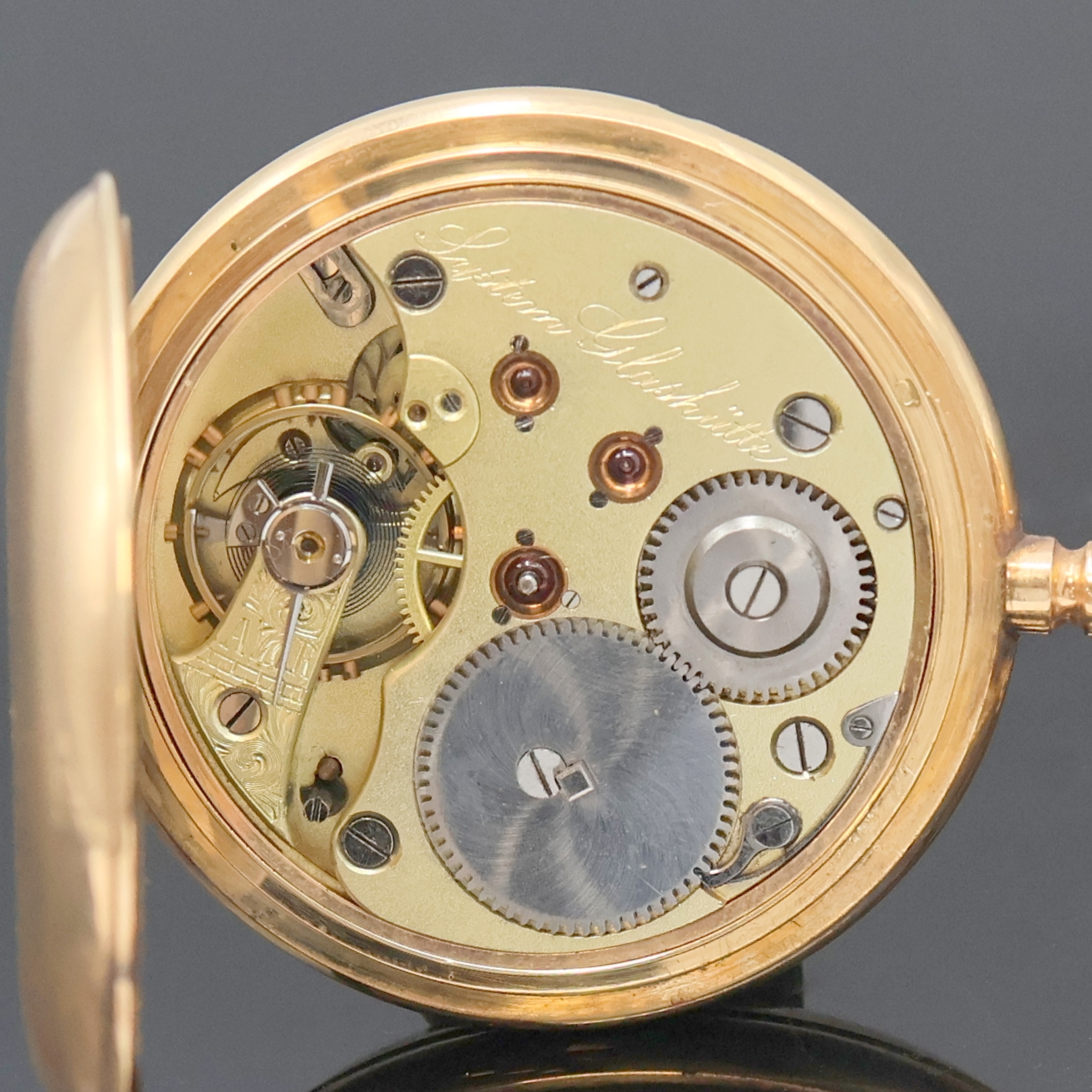 Detail e: SYSTEME GLASHÜTTE Herrensavonette in RoseG 585/000 an RoseG 585/000 Kette, Schweiz um 1910, guill. Geh. dell., verg. Metallcuvette, Sprungdeckel m. ...