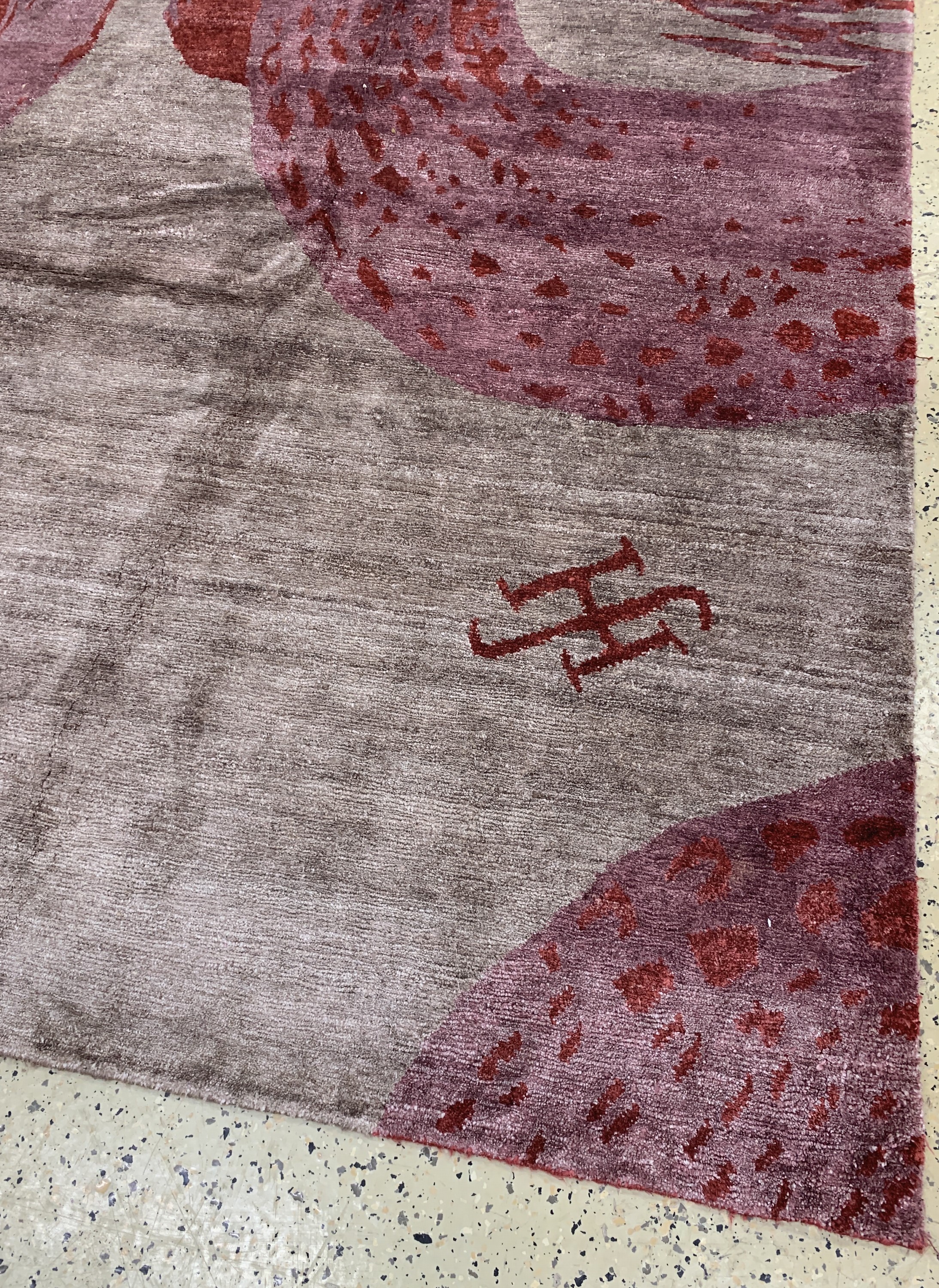 Detail a: Designerteppich sign., Nepal, 21.Jhd, Seideauf Baumwolle, ca. 355 x 400 cm, EHZ: 1-2. Auftragsarbeit bei Friendly Hunting.