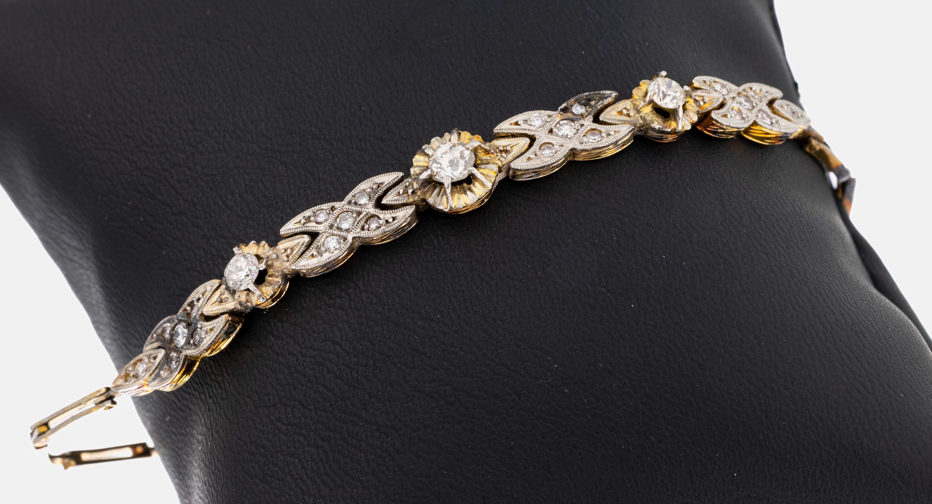18 kt Gold Diamant-Armband, GG 750/000 gepr., und Rhodium, 3 Altschliff-Diamanten zus. ca. 0.44 ct Weiß/si, 22 8/8-Diamanten zus. ca. 0.16 ct ...