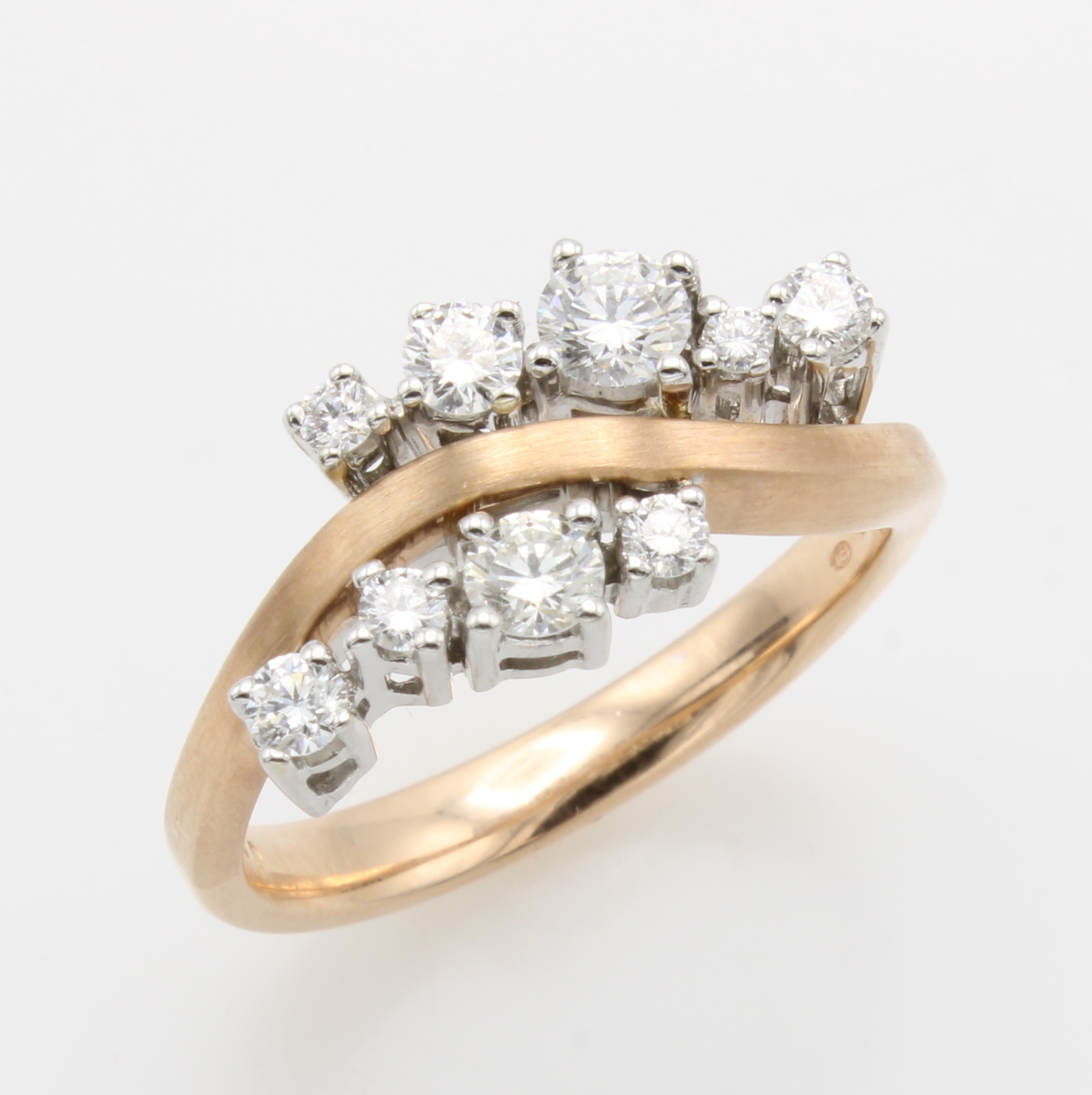 Image 27014038 - Ring mit Brillanten, RG 585/000, gewellter Ringkopf z.T. matt, 9 Brill. in zwei Reihen ...