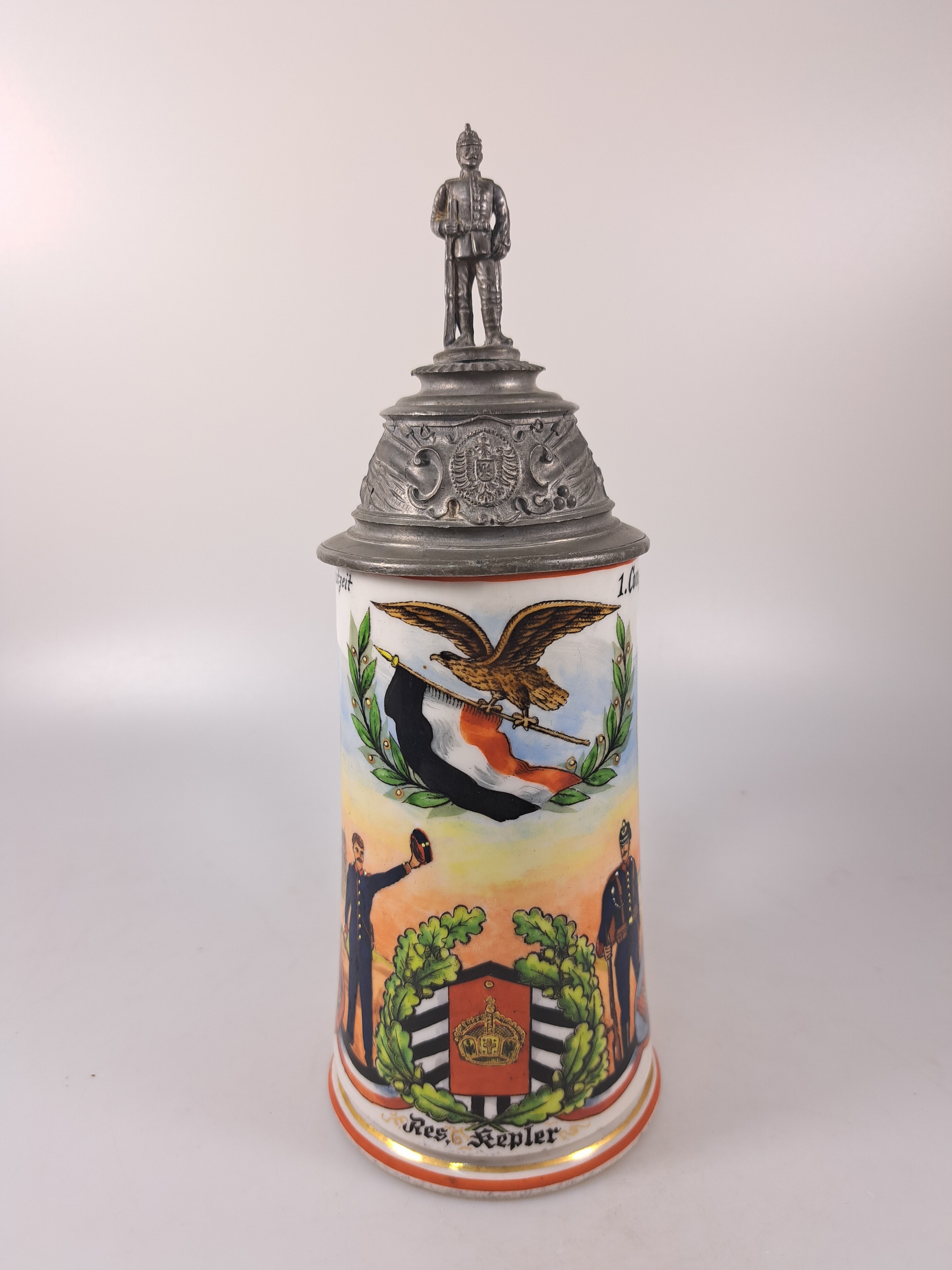 Detail c: Reservistenkrug, 1. Comp. Luftschiffer -Bataillon, Tegel bei Berlin, 1901-1903, Porzellan, Zinnmontur, Deckelbekrönung rest., Reservist Kepler, ...