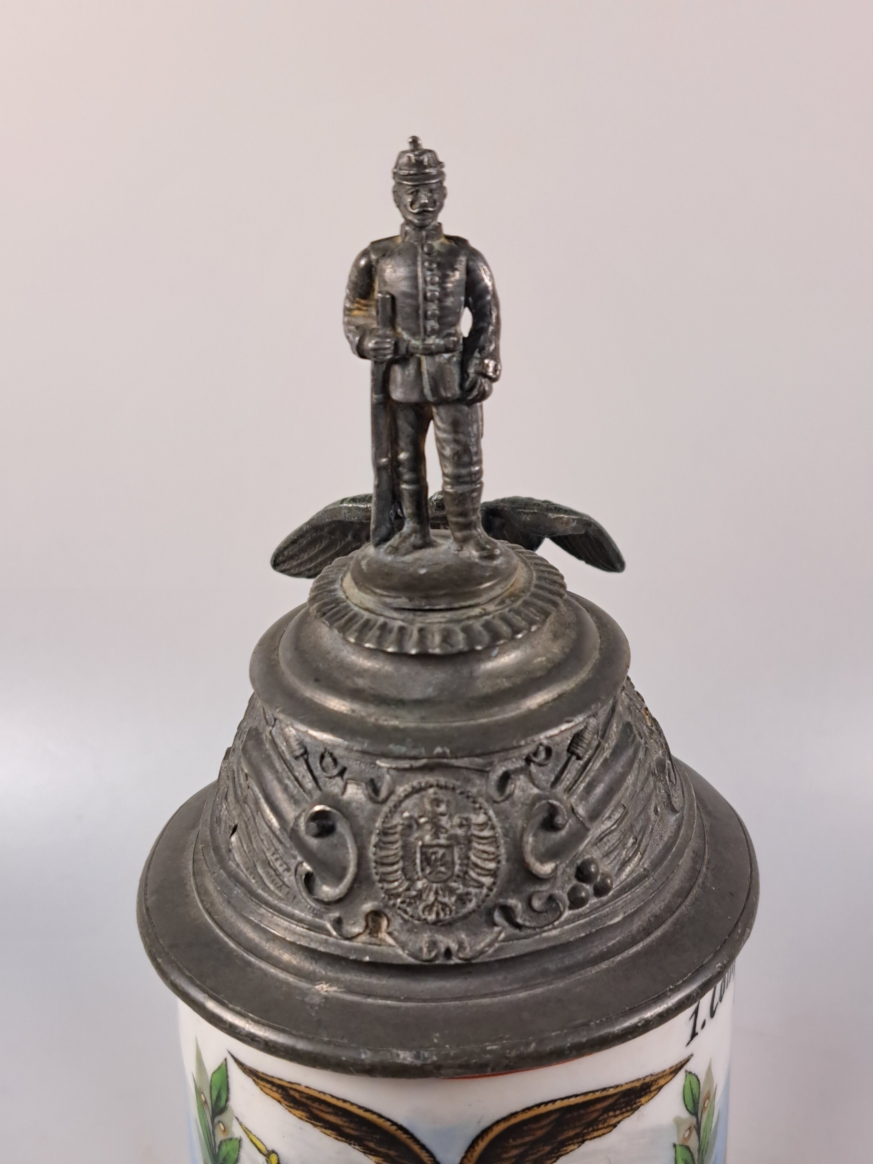 Detail d: Reservistenkrug, 1. Comp. Luftschiffer -Bataillon, Tegel bei Berlin, 1901-1903, Porzellan, Zinnmontur, Deckelbekrönung rest., Reservist Kepler, ...