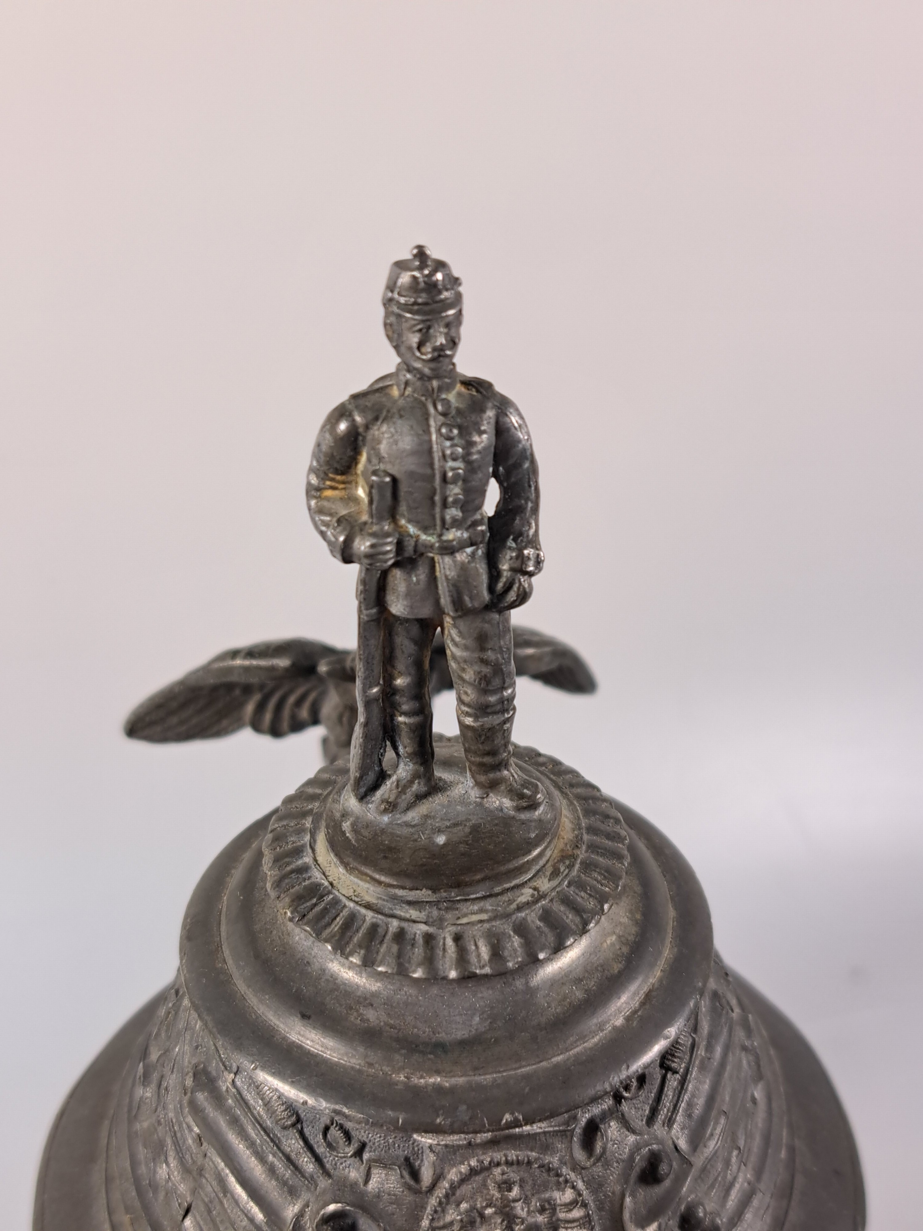 Detail e: Reservistenkrug, 1. Comp. Luftschiffer -Bataillon, Tegel bei Berlin, 1901-1903, Porzellan, Zinnmontur, Deckelbekrönung rest., Reservist Kepler, ...