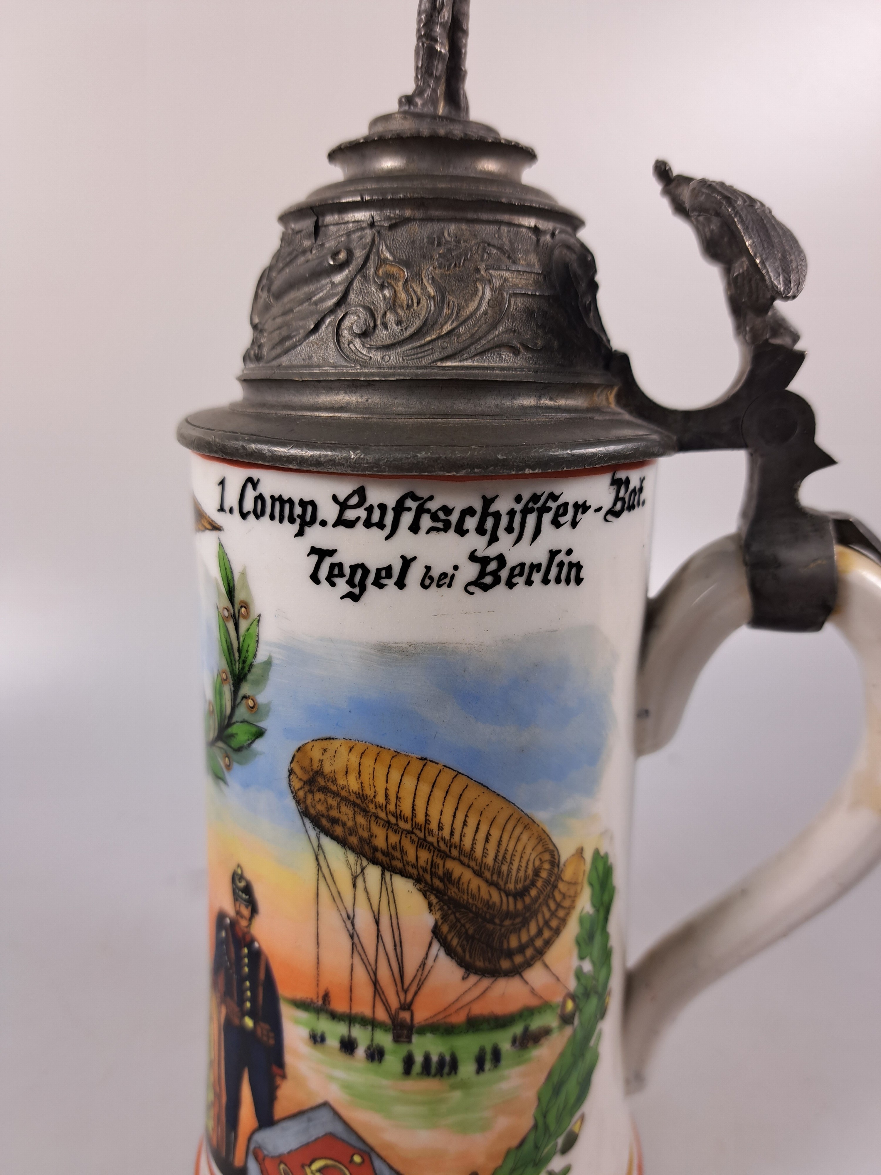Detail h: Reservistenkrug, 1. Comp. Luftschiffer -Bataillon, Tegel bei Berlin, 1901-1903, Porzellan, Zinnmontur, Deckelbekrönung rest., Reservist Kepler, ...