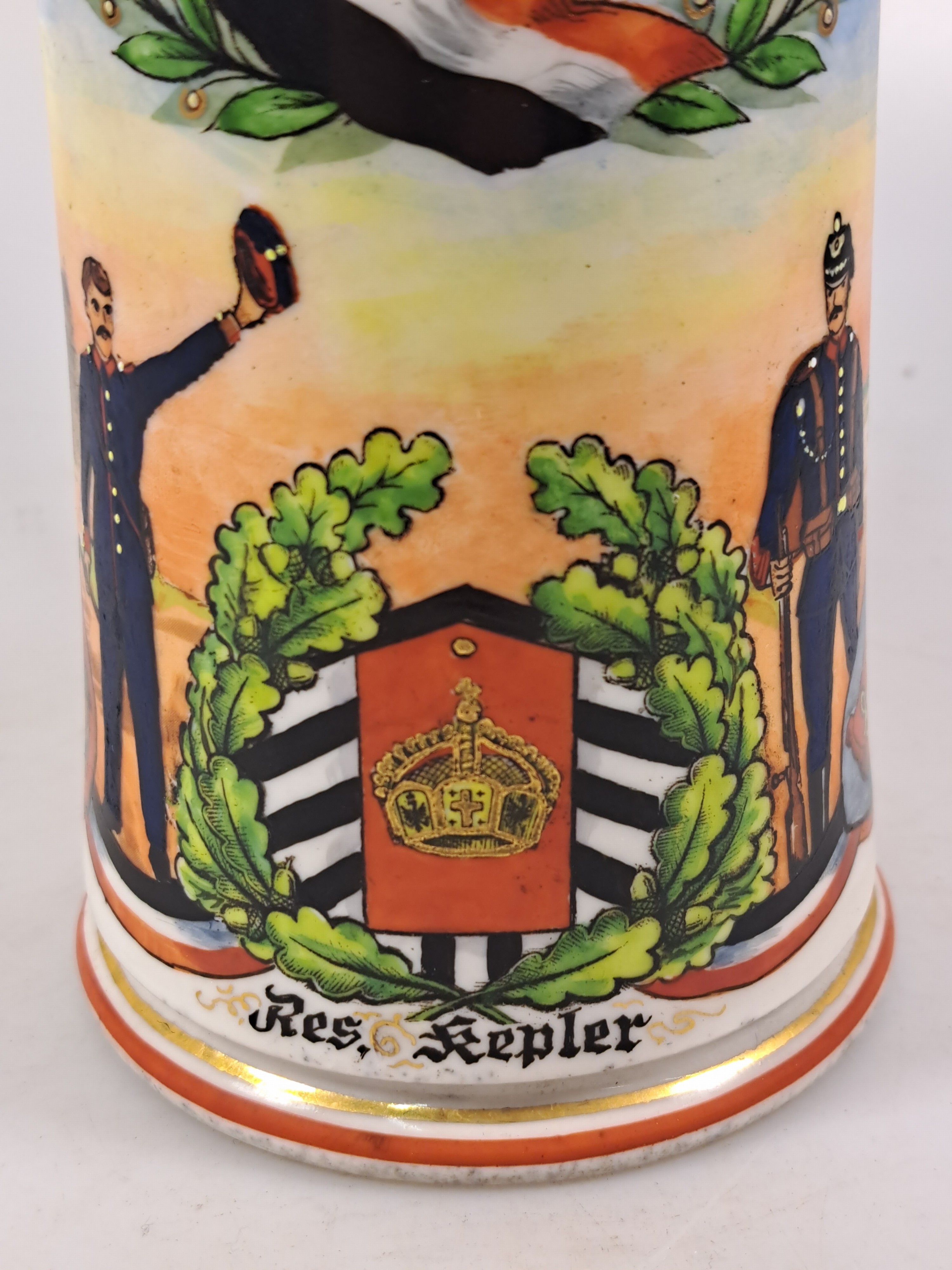 Detail i: Reservistenkrug, 1. Comp. Luftschiffer -Bataillon, Tegel bei Berlin, 1901-1903, Porzellan, Zinnmontur, Deckelbekrönung rest., Reservist Kepler, ...