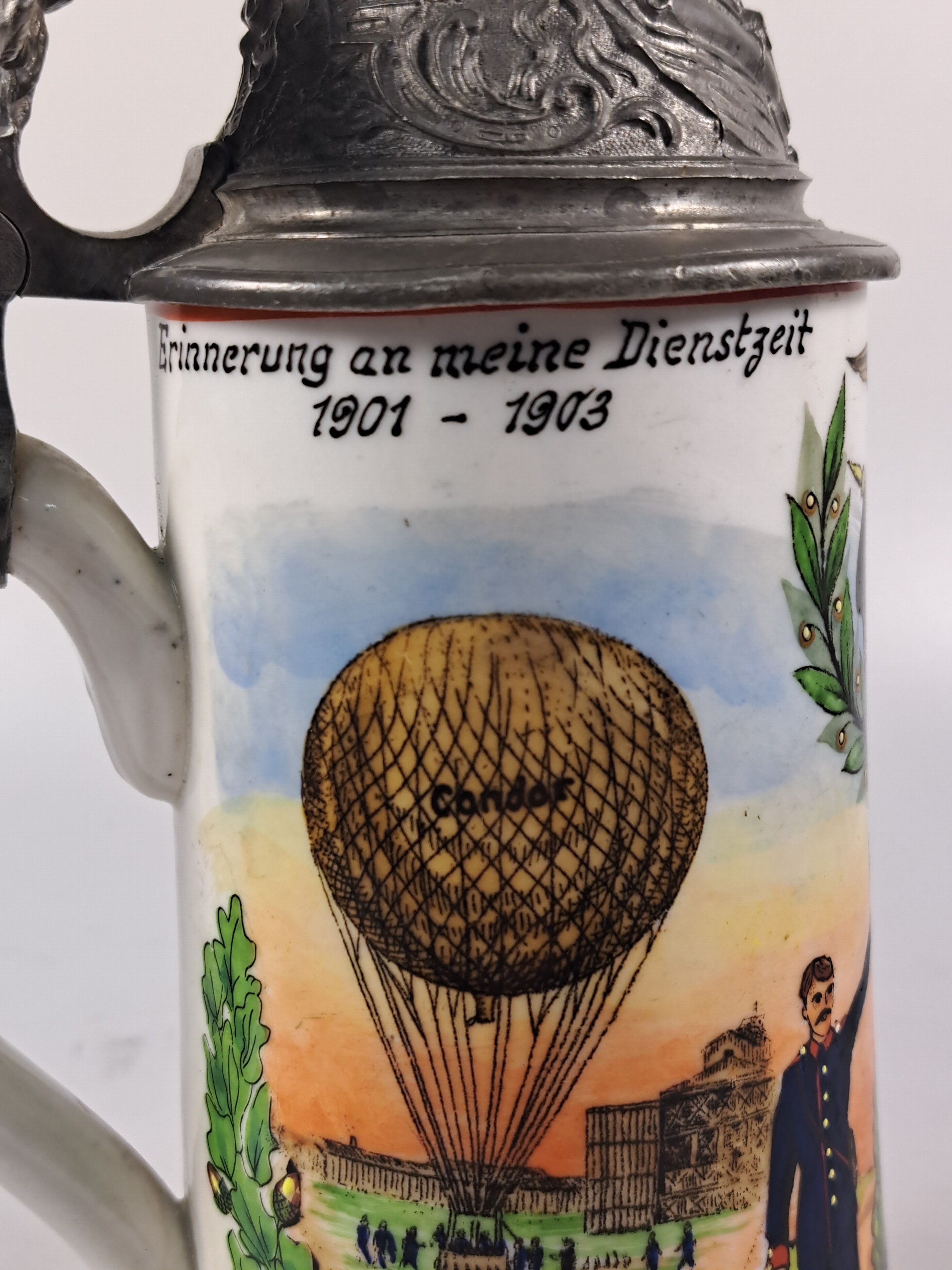 Detail j: Reservistenkrug, 1. Comp. Luftschiffer -Bataillon, Tegel bei Berlin, 1901-1903, Porzellan, Zinnmontur, Deckelbekrönung rest., Reservist Kepler, ...