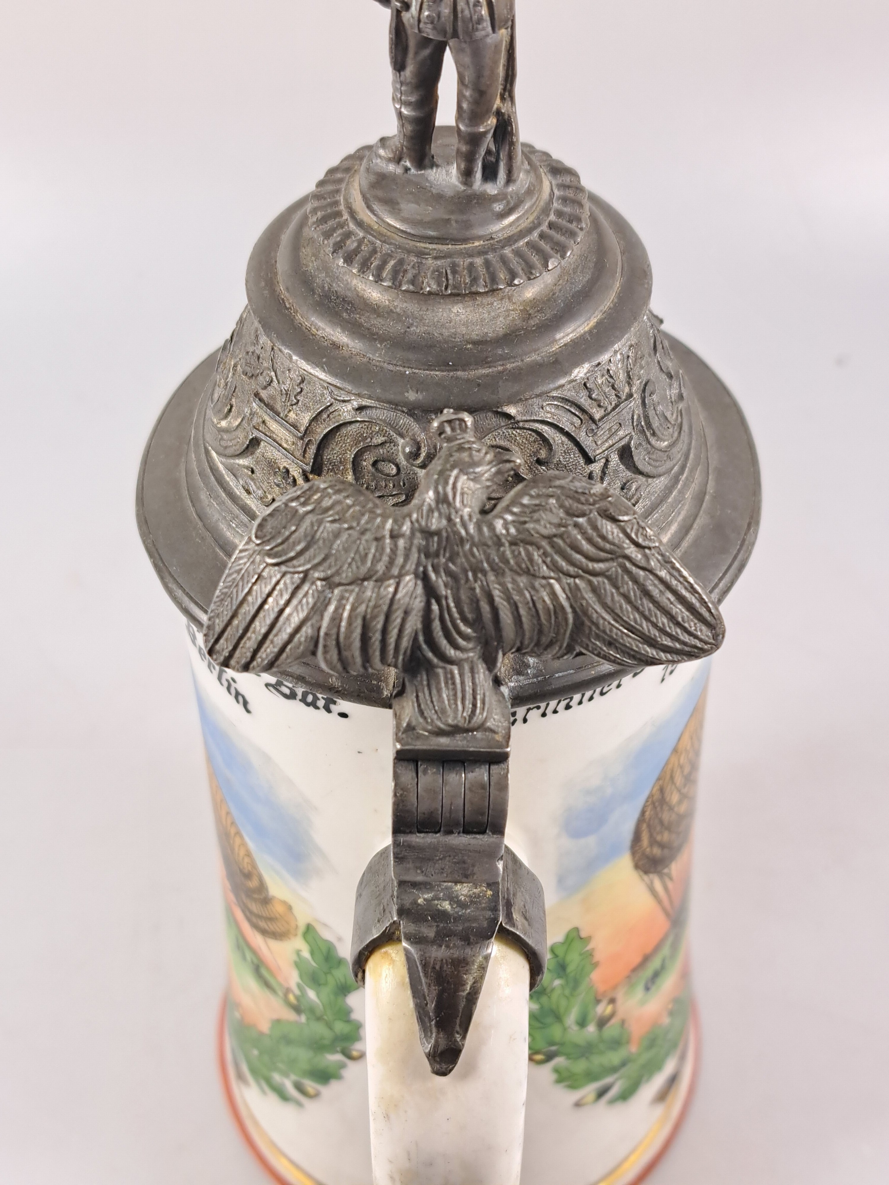 Detail m: Reservistenkrug, 1. Comp. Luftschiffer -Bataillon, Tegel bei Berlin, 1901-1903, Porzellan, Zinnmontur, Deckelbekrönung rest., Reservist Kepler, ...