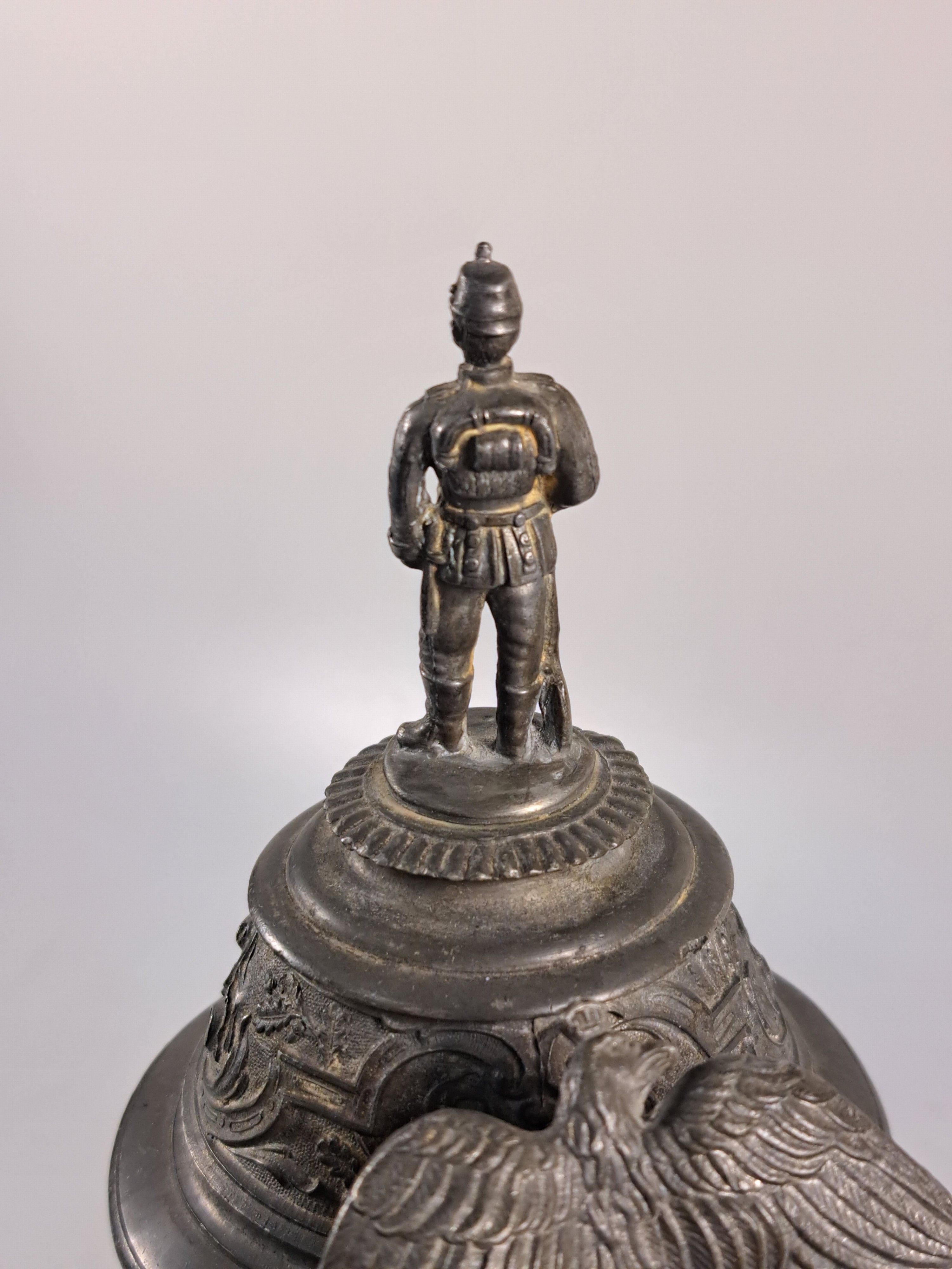 Detail n: Reservistenkrug, 1. Comp. Luftschiffer -Bataillon, Tegel bei Berlin, 1901-1903, Porzellan, Zinnmontur, Deckelbekrönung rest., Reservist Kepler, ...