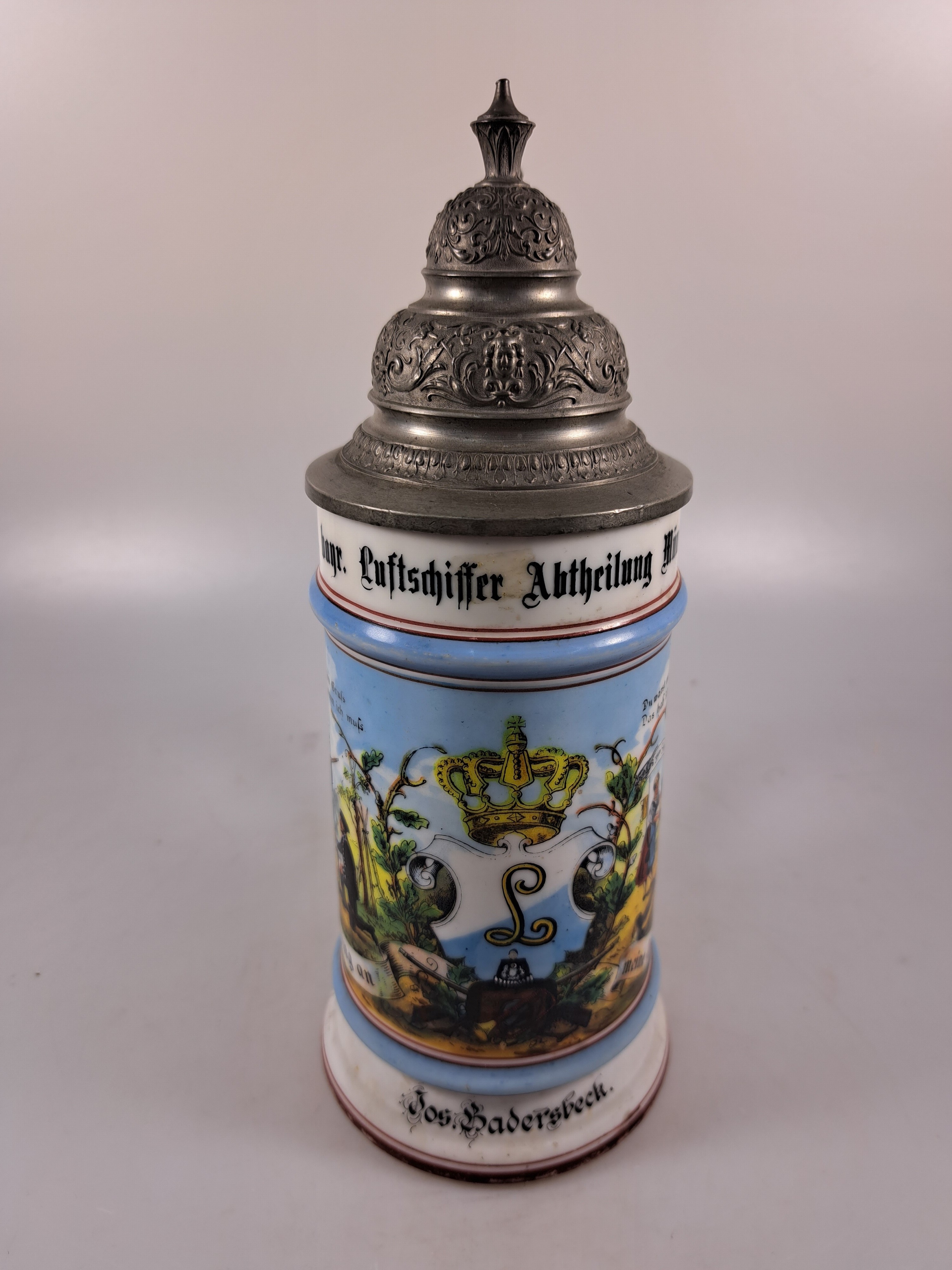 Detail a: Reservistenkrug, Kgl. Bayr. Luftschiffer -Abtheilung München, 1898-1900, Porzellan, umlaufend farbig bemalt, Zinnmontur, Lithophanie, Jos. ...