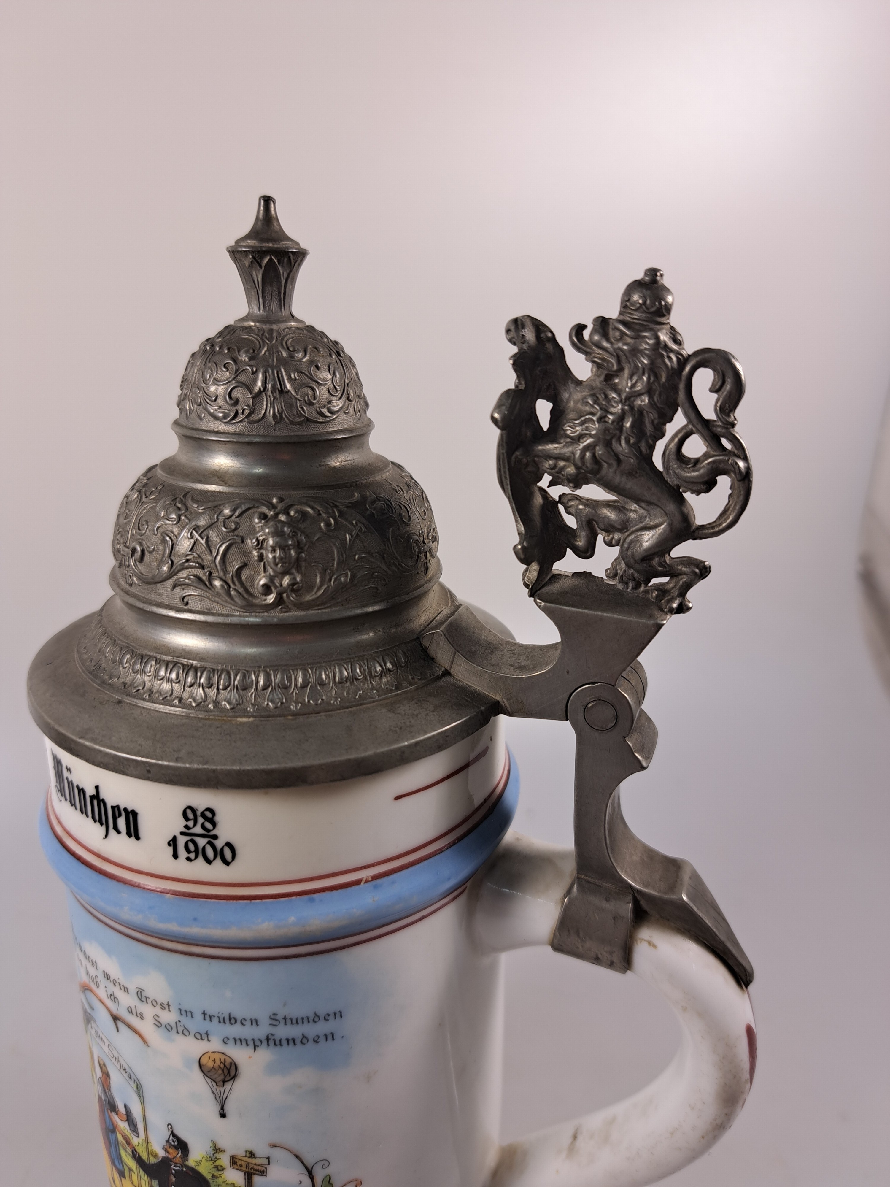 Detail f: Reservistenkrug, Kgl. Bayr. Luftschiffer -Abtheilung München, 1898-1900, Porzellan, umlaufend farbig bemalt, Zinnmontur, Lithophanie, Jos. ...
