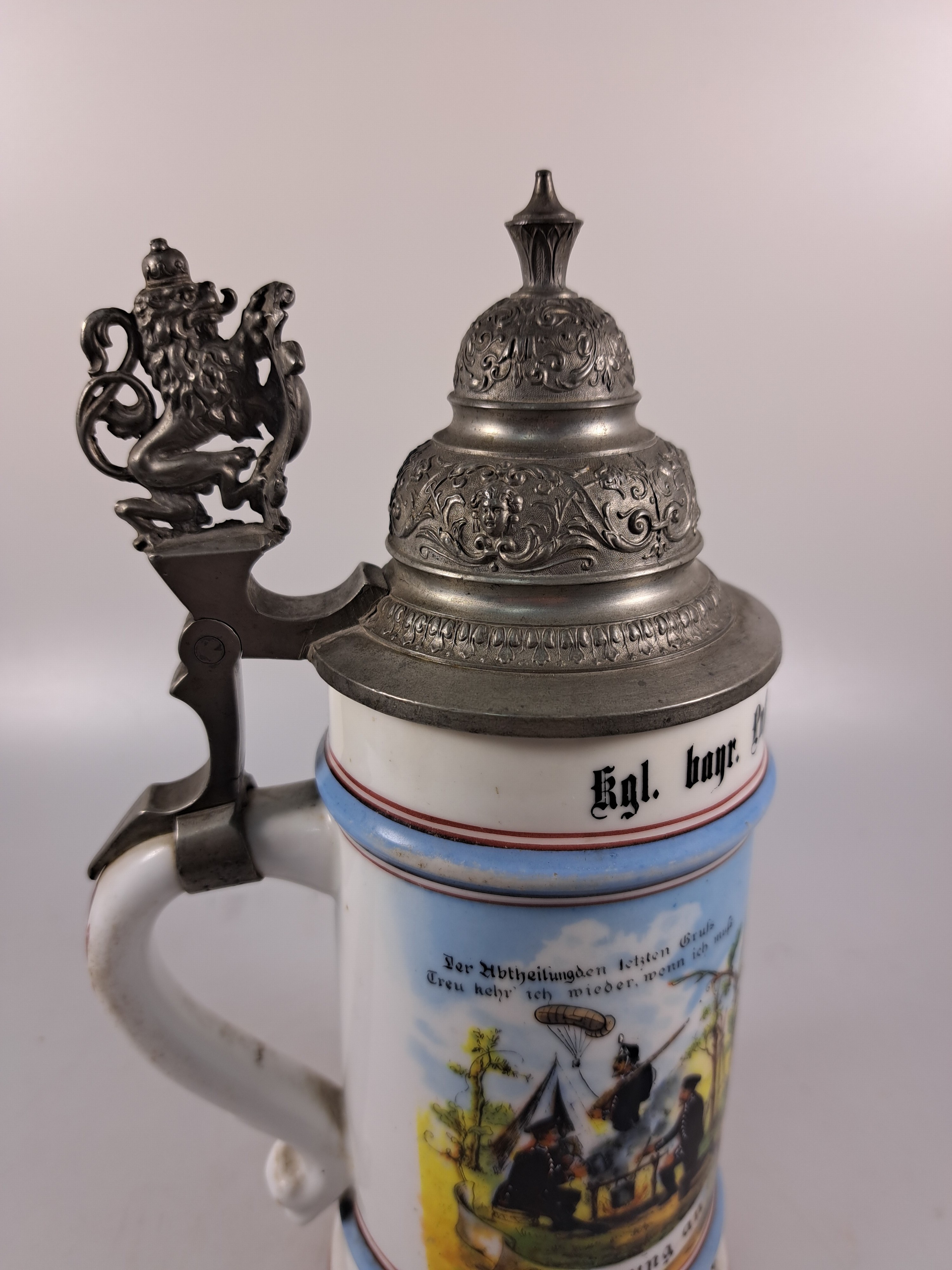 Detail g: Reservistenkrug, Kgl. Bayr. Luftschiffer -Abtheilung München, 1898-1900, Porzellan, umlaufend farbig bemalt, Zinnmontur, Lithophanie, Jos. ...