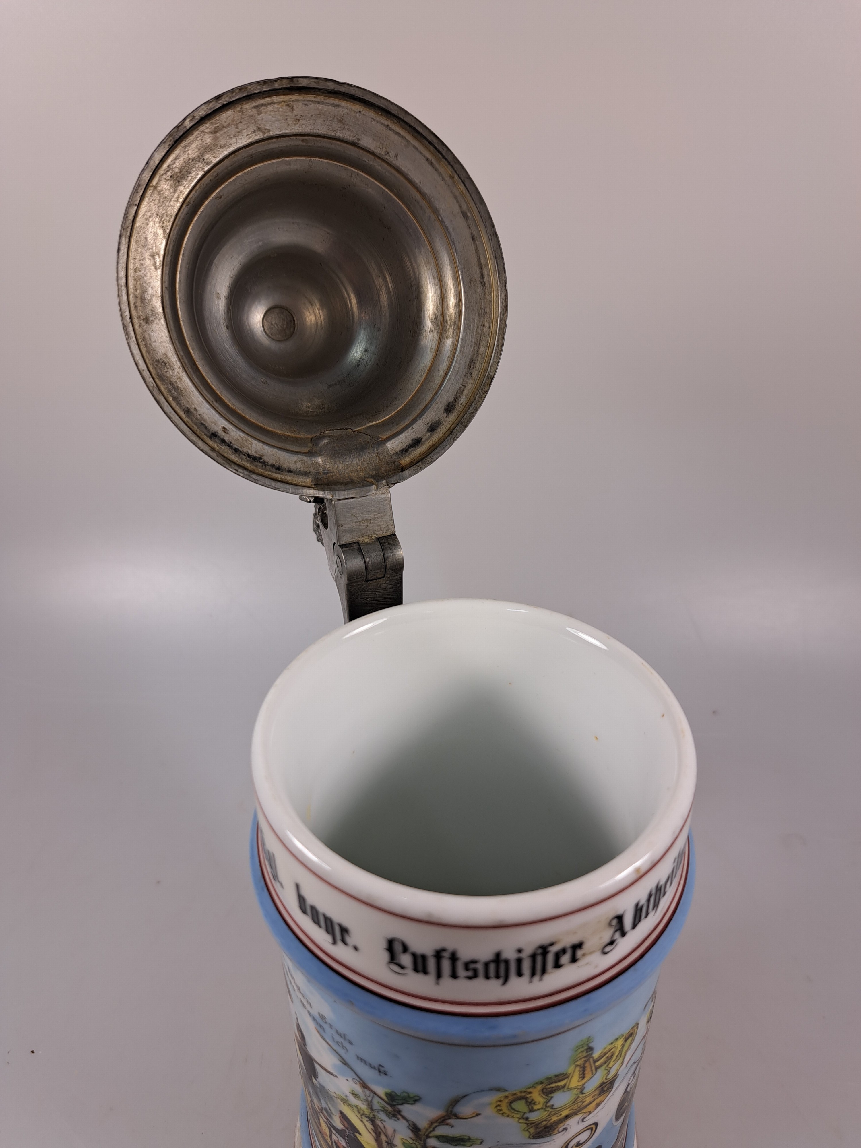 Detail i: Reservistenkrug, Kgl. Bayr. Luftschiffer -Abtheilung München, 1898-1900, Porzellan, umlaufend farbig bemalt, Zinnmontur, Lithophanie, Jos. ...