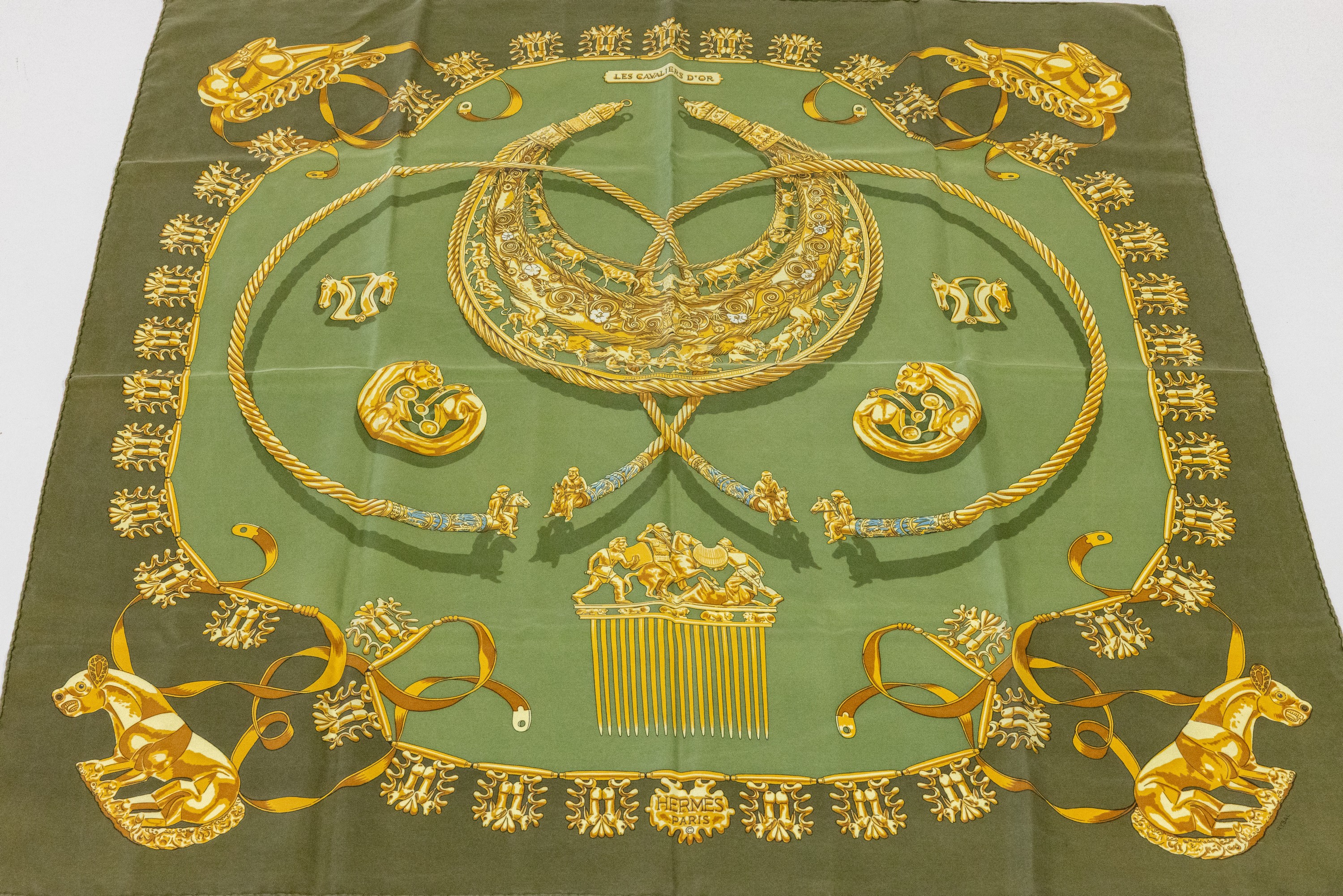 Image 27014165 - HERMES Carree, ´Le Cavaliers DÓr´, 100% Seide, grünfarb. Grund, Applikationen in Form ...