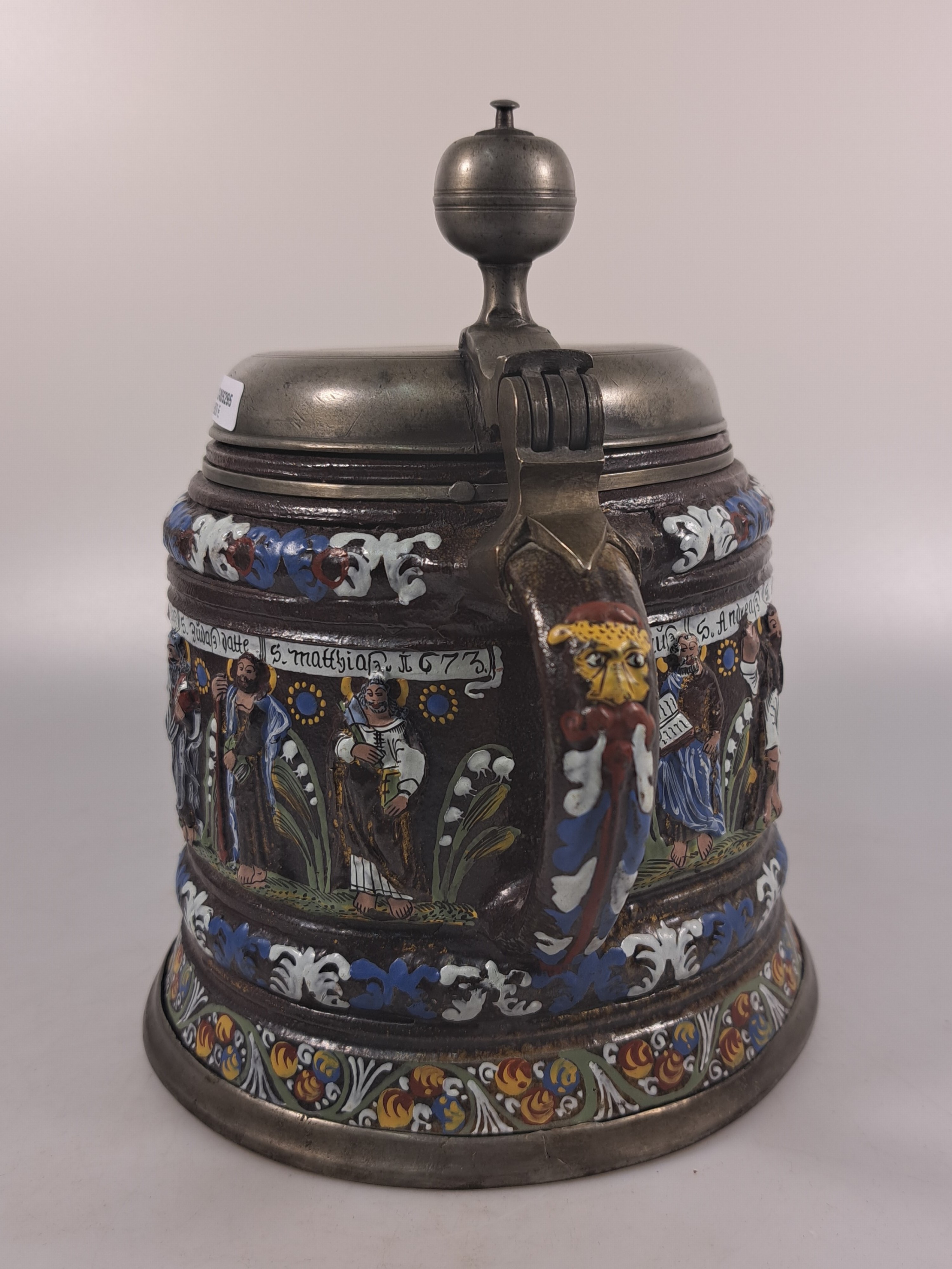 Detail d: Creußener Apostelkrug, Bayern, datiert 1673, Ausführung 17./18.Jh., salzglasiertes braunes Steinzeug, kräftig farbige Emailmalerei mit Resten ...