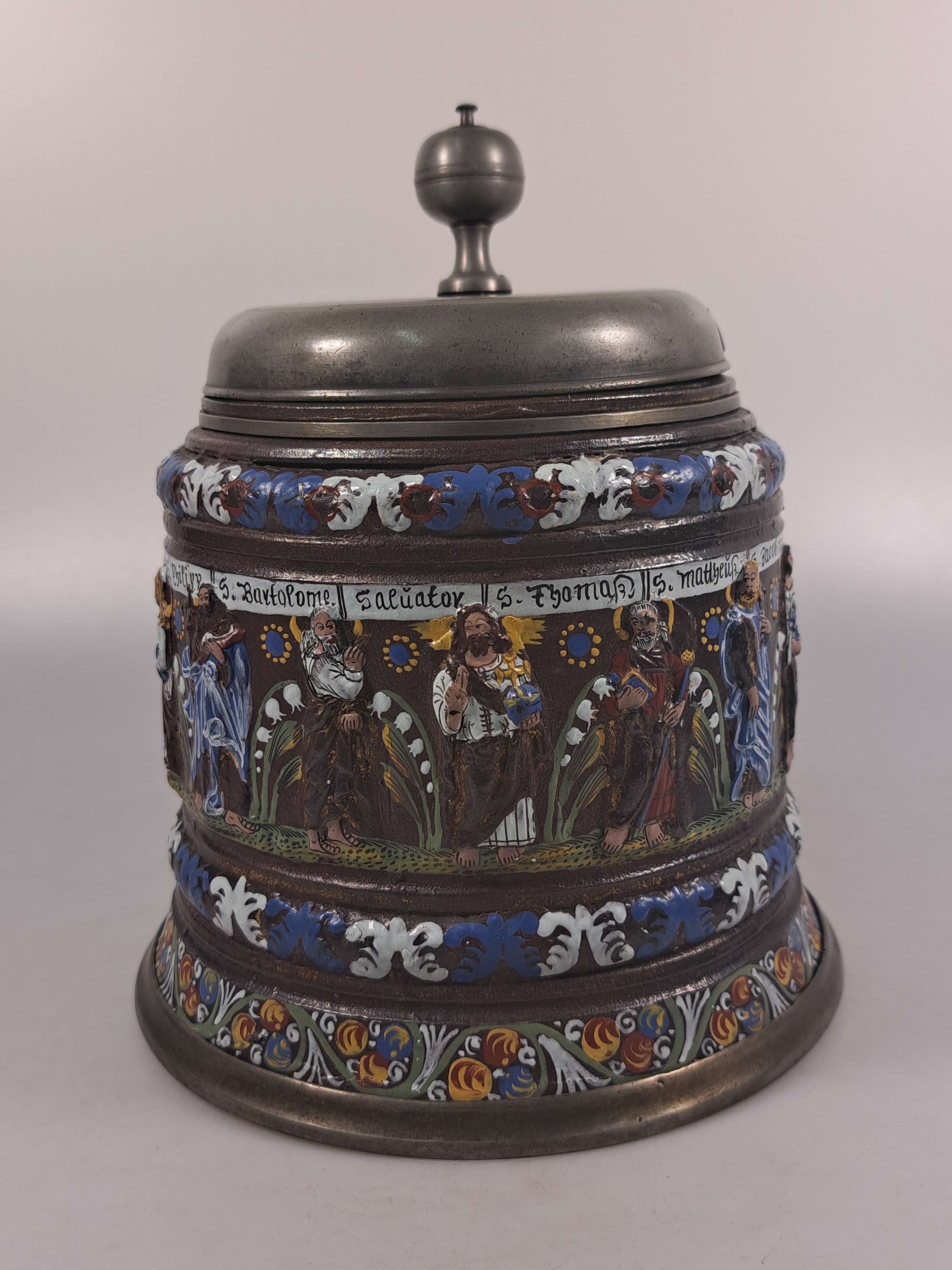 Detail f: Creußener Apostelkrug, Bayern, datiert 1673, Ausführung 17./18.Jh., salzglasiertes braunes Steinzeug, kräftig farbige Emailmalerei mit Resten ...
