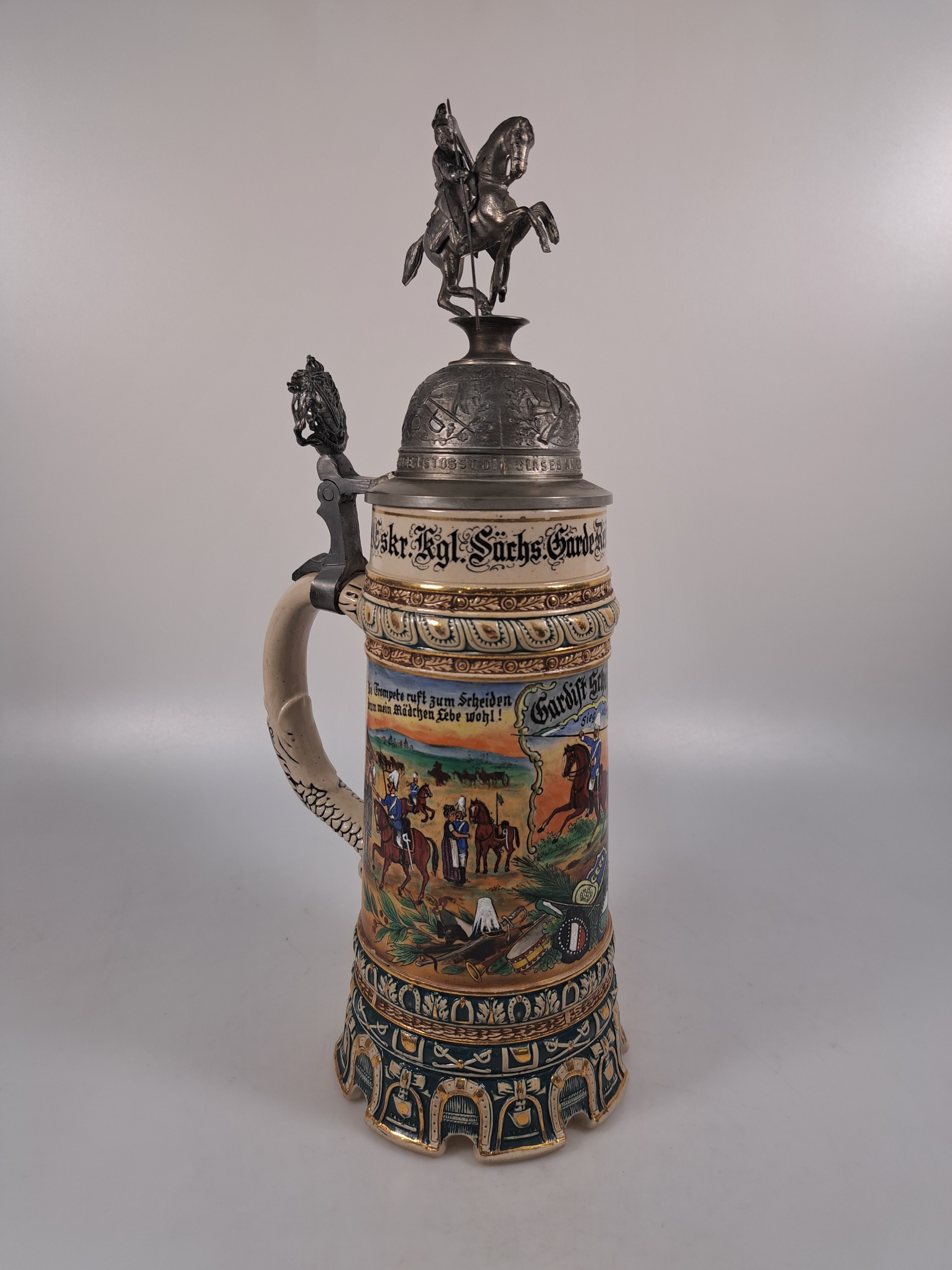 Detail a: Reservistenkrug, 4. Eskadron Kgl. Sächsisches Garde Reiter Regiment (1. Schweres Rgt.), Dresden, 1908-11, Steinzeug, Zinnmontur, Gardist Schöffler, ...