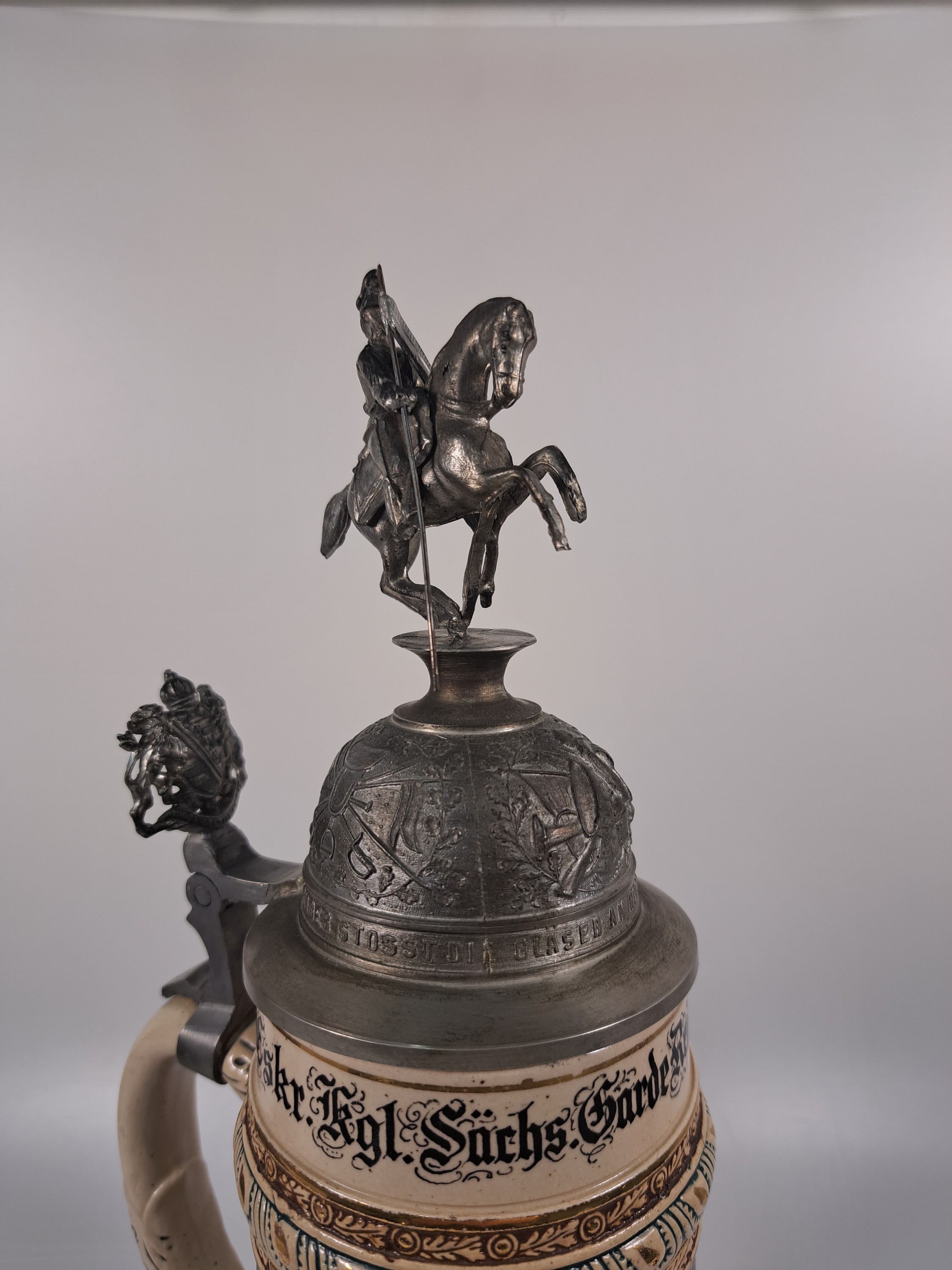 Detail b: Reservistenkrug, 4. Eskadron Kgl. Sächsisches Garde Reiter Regiment (1. Schweres Rgt.), Dresden, 1908-11, Steinzeug, Zinnmontur, Gardist Schöffler, ...