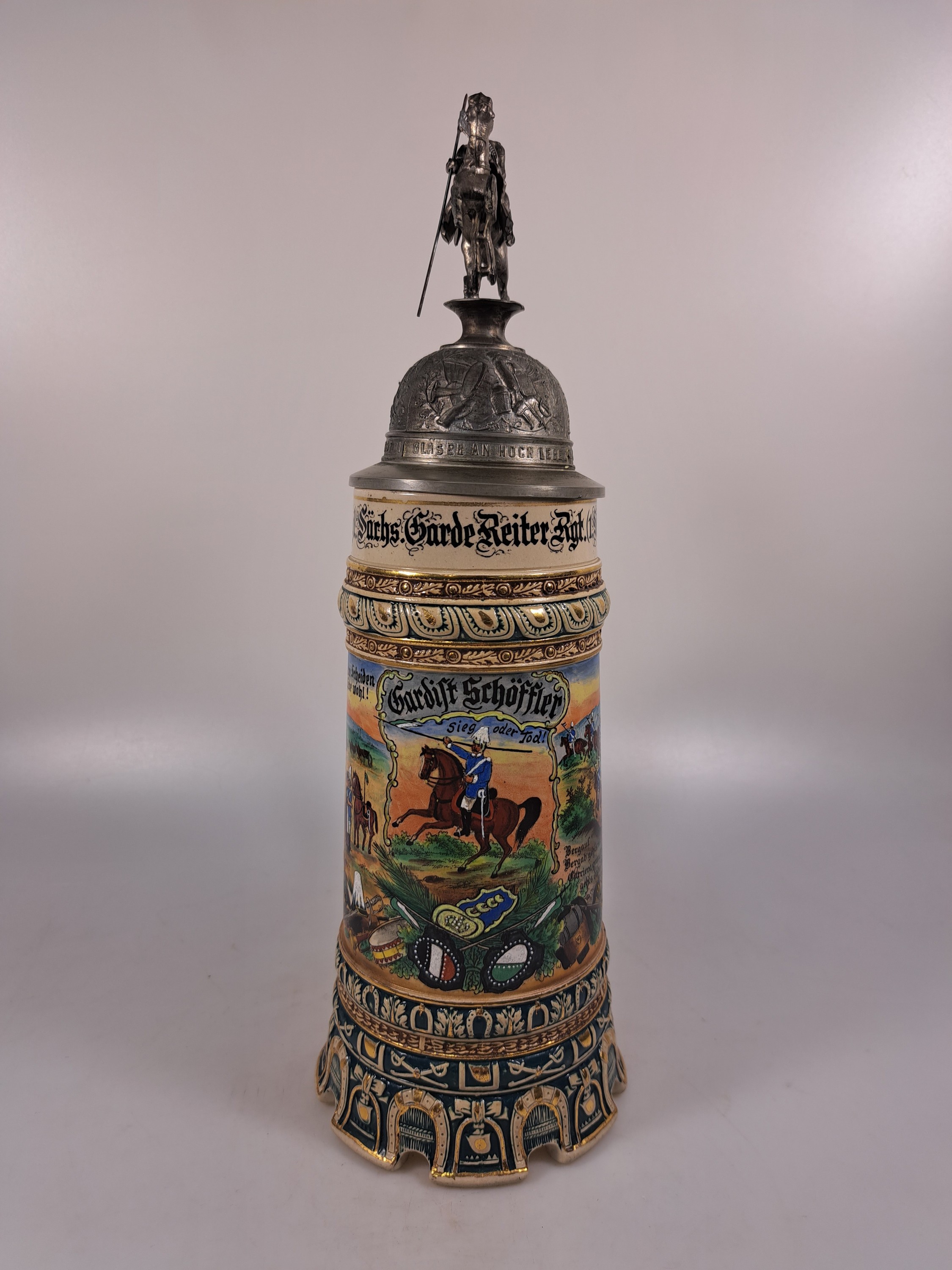 Detail d: Reservistenkrug, 4. Eskadron Kgl. Sächsisches Garde Reiter Regiment (1. Schweres Rgt.), Dresden, 1908-11, Steinzeug, Zinnmontur, Gardist Schöffler, ...