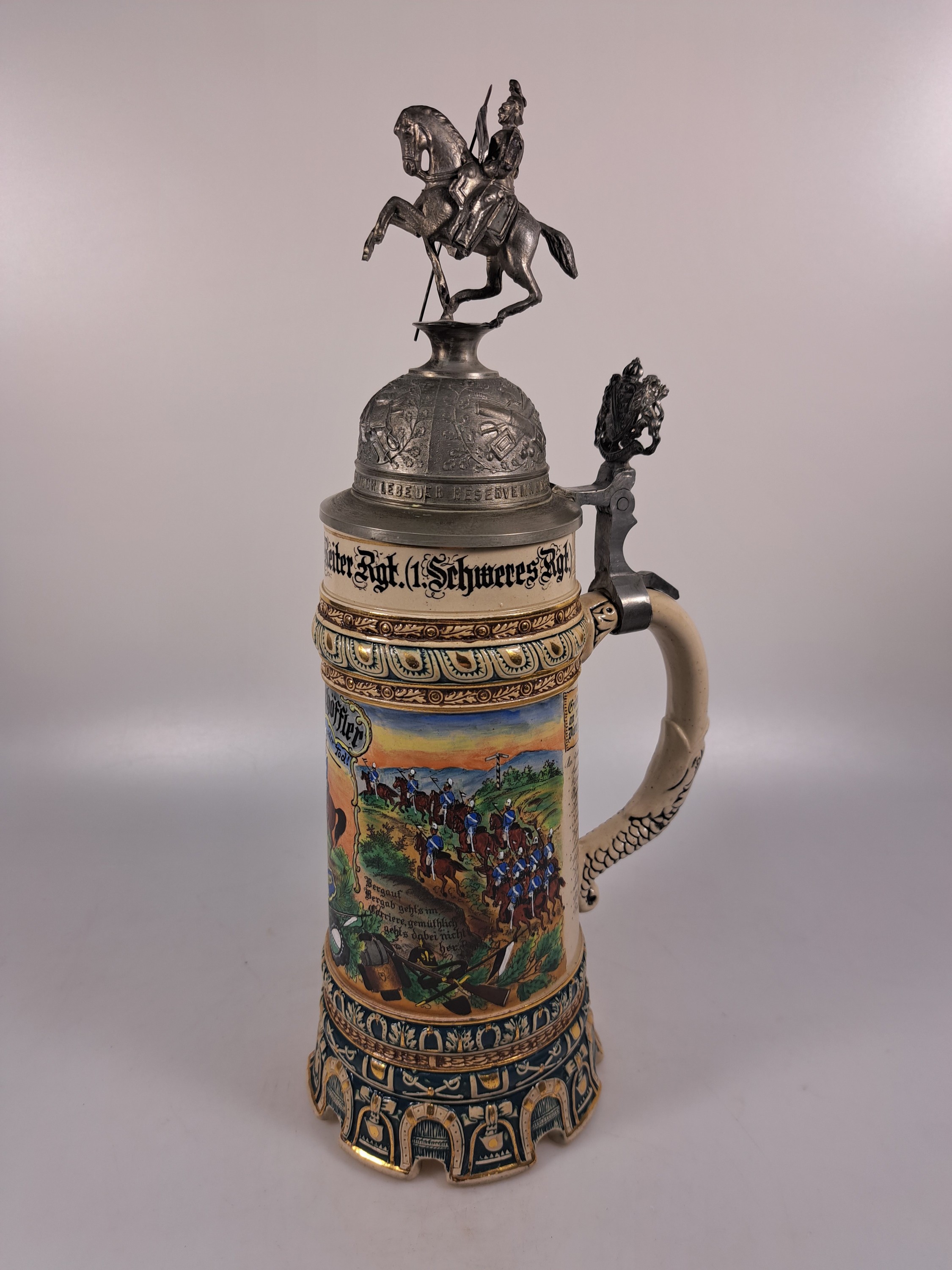 Detail e: Reservistenkrug, 4. Eskadron Kgl. Sächsisches Garde Reiter Regiment (1. Schweres Rgt.), Dresden, 1908-11, Steinzeug, Zinnmontur, Gardist Schöffler, ...