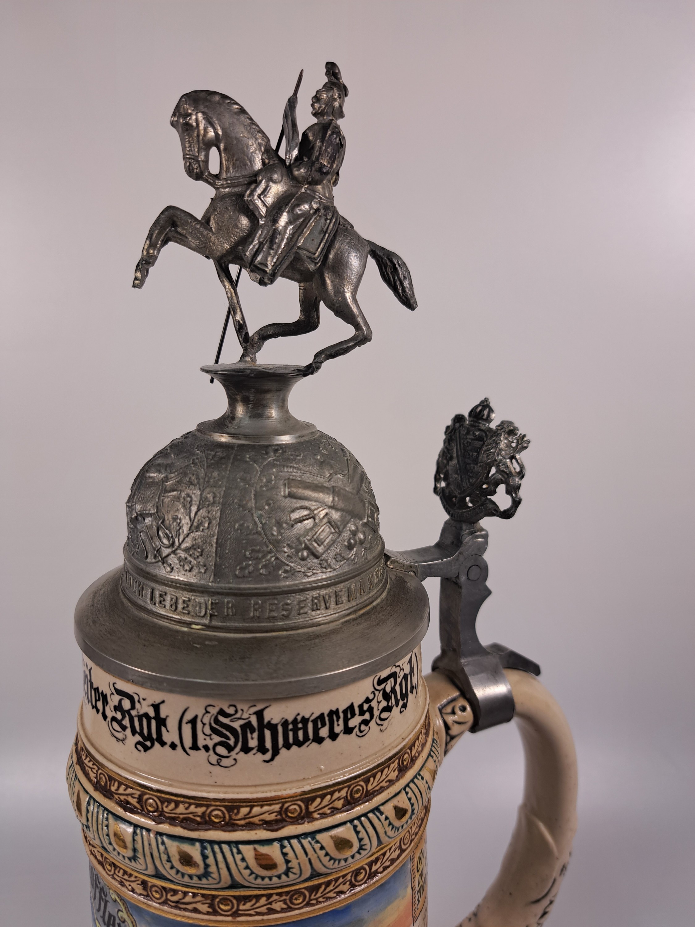 Detail f: Reservistenkrug, 4. Eskadron Kgl. Sächsisches Garde Reiter Regiment (1. Schweres Rgt.), Dresden, 1908-11, Steinzeug, Zinnmontur, Gardist Schöffler, ...