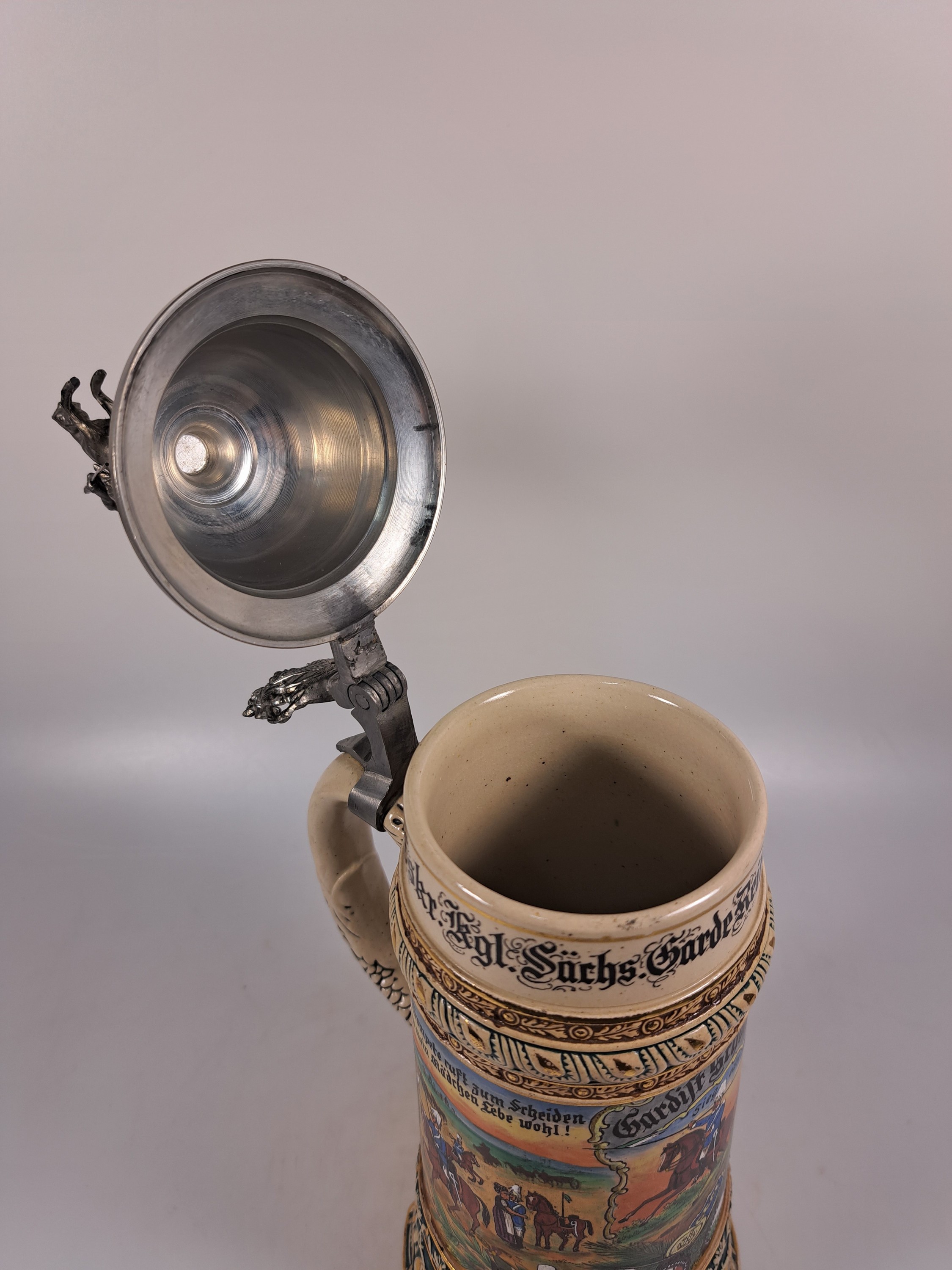Detail g: Reservistenkrug, 4. Eskadron Kgl. Sächsisches Garde Reiter Regiment (1. Schweres Rgt.), Dresden, 1908-11, Steinzeug, Zinnmontur, Gardist Schöffler, ...