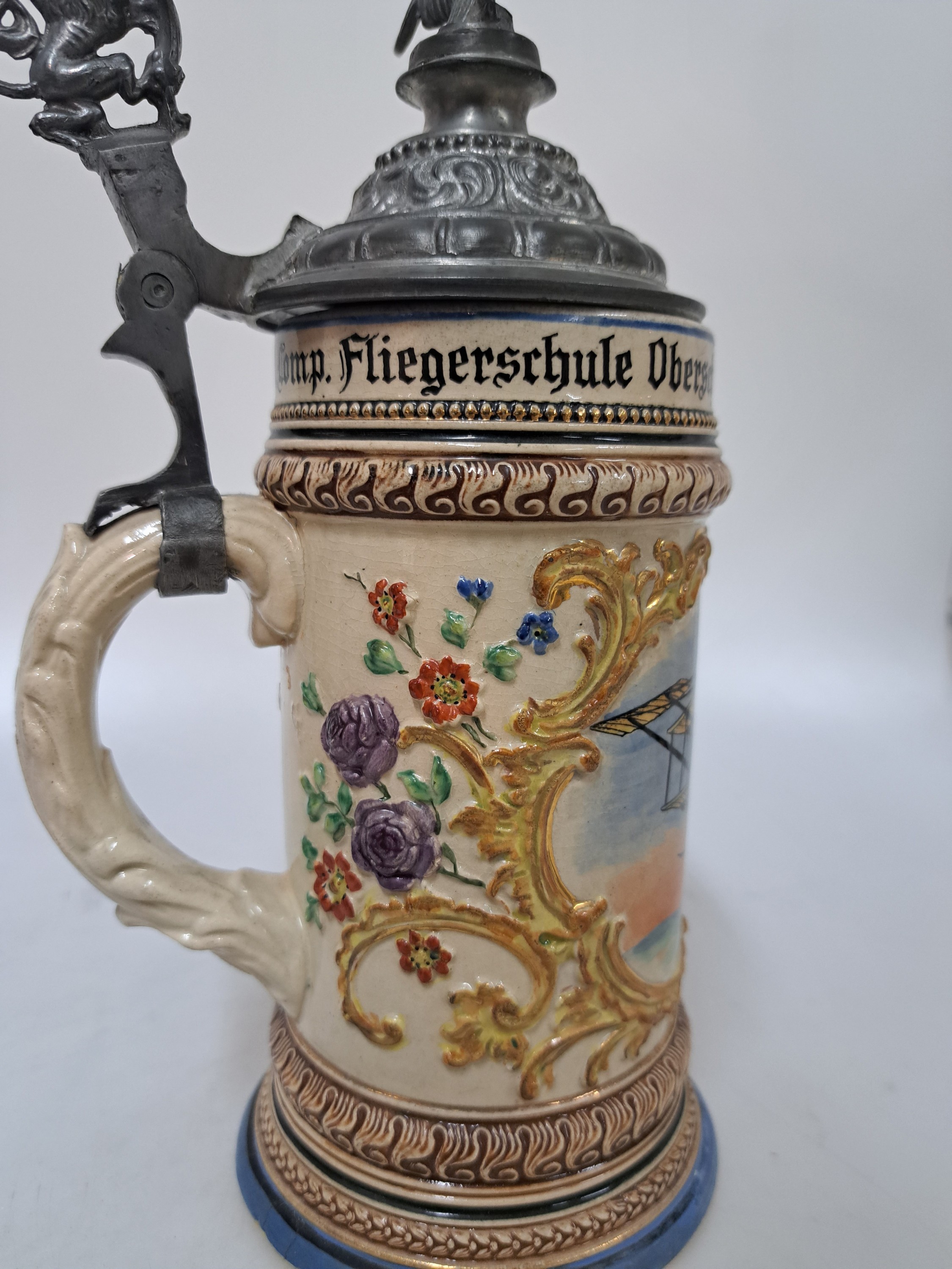 Detail b: Reservistenkrug, Königl. Bayr. Flieger Bataillion 1. Comp. Fliegerschule Oberschleinsheim, 1913, Steingut, umlaufend polychrom bemalt, Flieger Georg ...