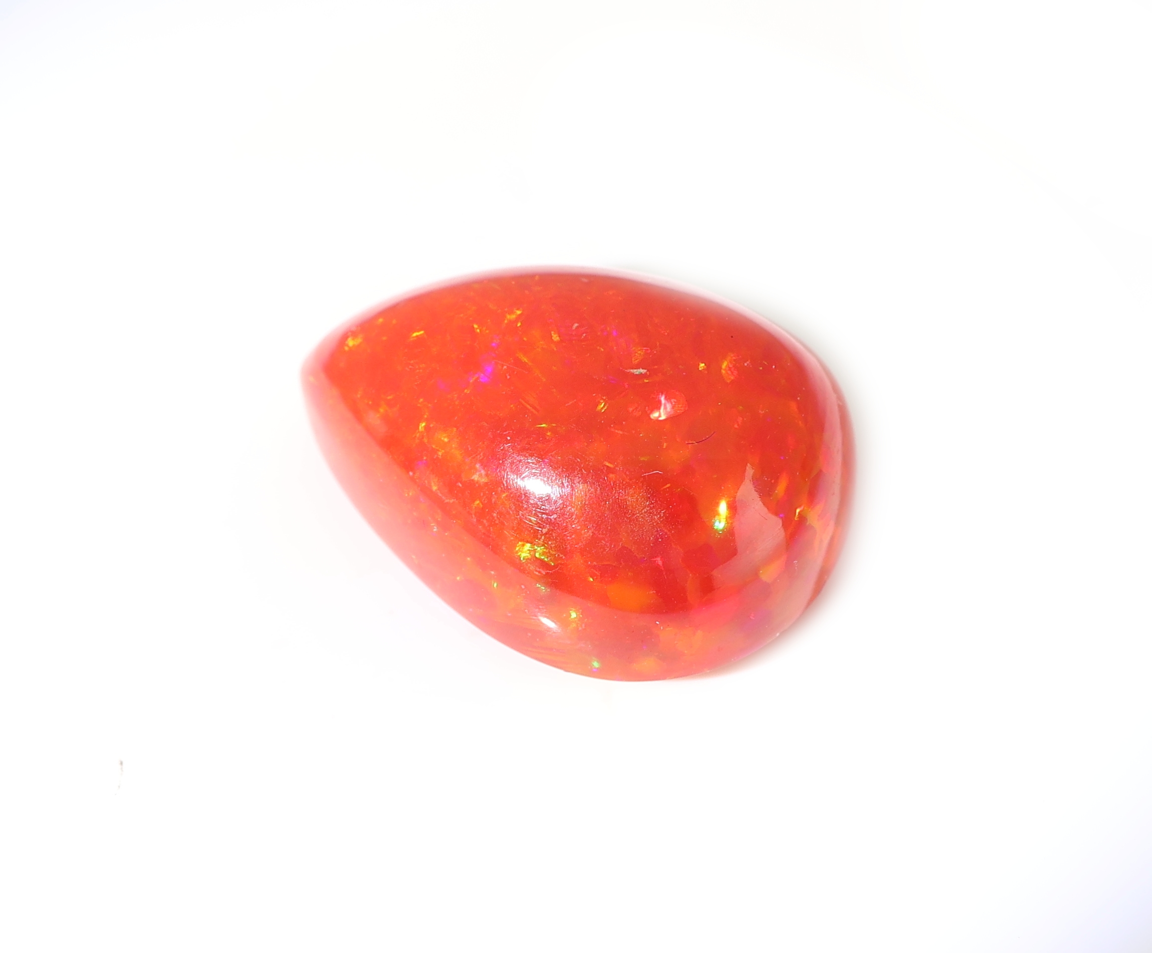 Detail c: Loser roter Opal ca. 10.7 ct, tropfenförmiger Cabochon, Red Multi Fire, ca. 19.3 x 13.5 x 9.0 mm