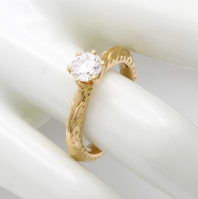 27014401b - Ring mit Brillantsolitär, GG 750/000, ornamentreiche, verzierte Ringschiene, Brill. in ...