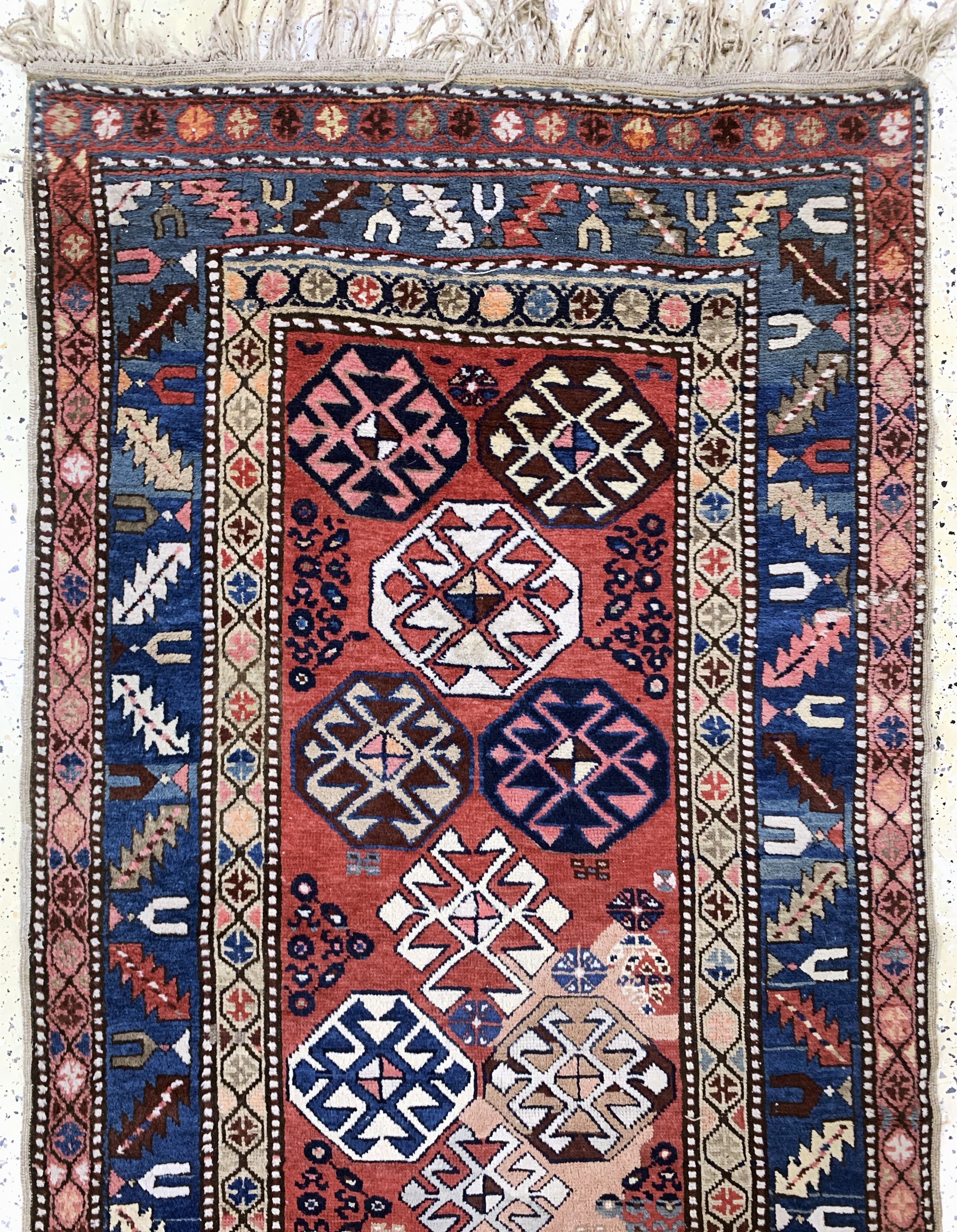Detail a: Antiker Kazak, Kaukasus, 19.Jhd, Wolle auf Wolle, ca. 323 x 107 cm, EHZ: 3(restauriert)