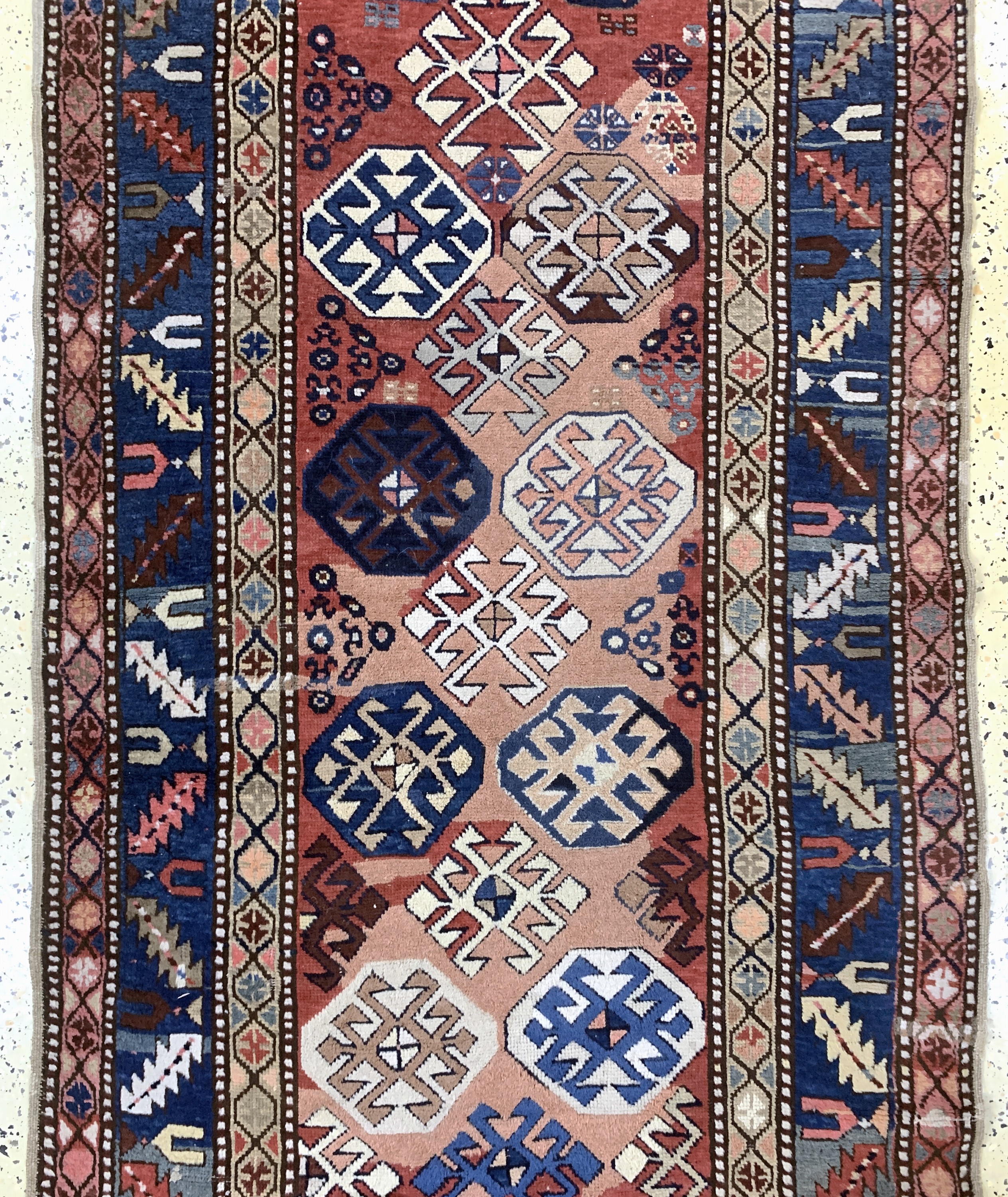 Detail b: Antiker Kazak, Kaukasus, 19.Jhd, Wolle auf Wolle, ca. 323 x 107 cm, EHZ: 3(restauriert)