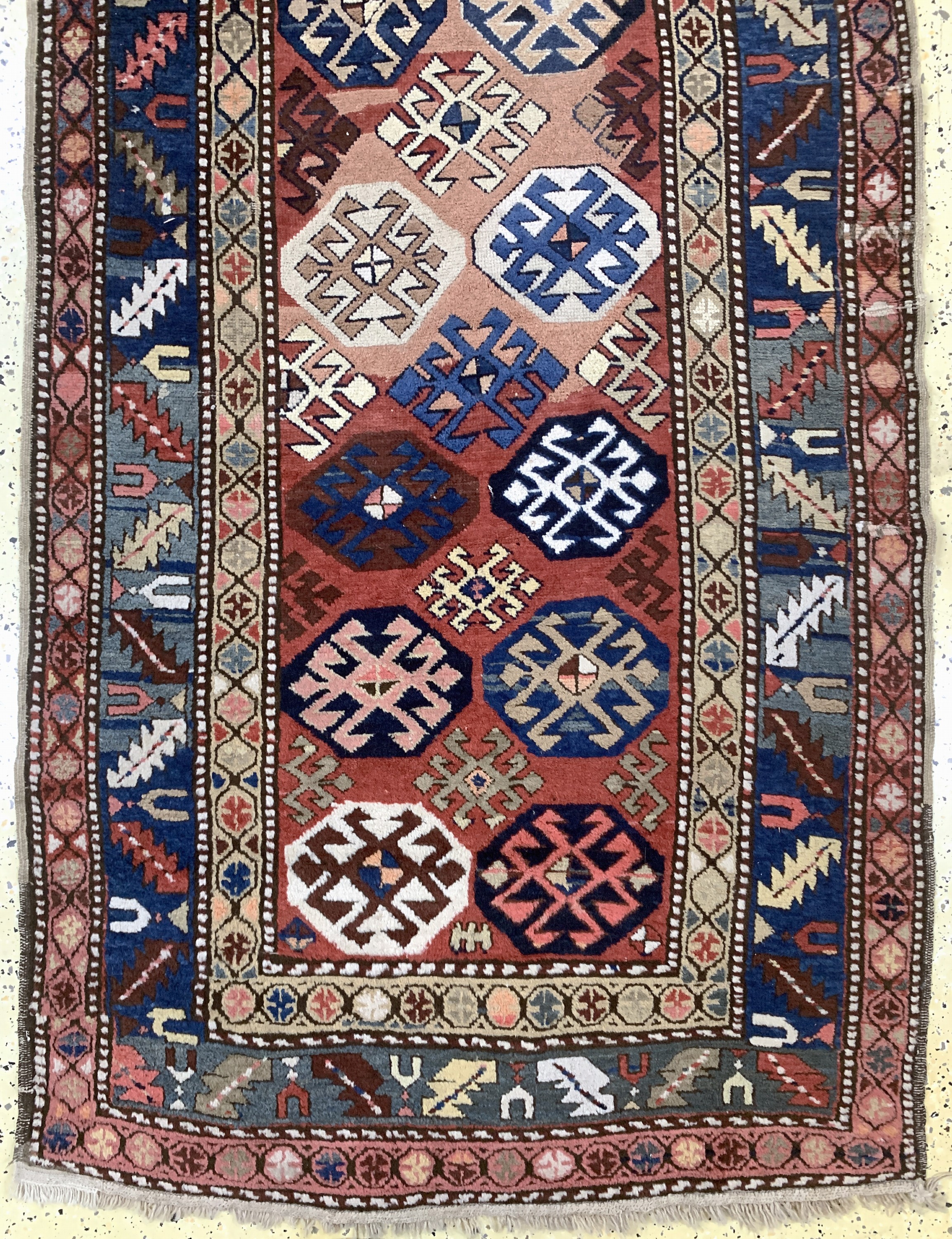 Detail c: Antiker Kazak, Kaukasus, 19.Jhd, Wolle auf Wolle, ca. 323 x 107 cm, EHZ: 3(restauriert)