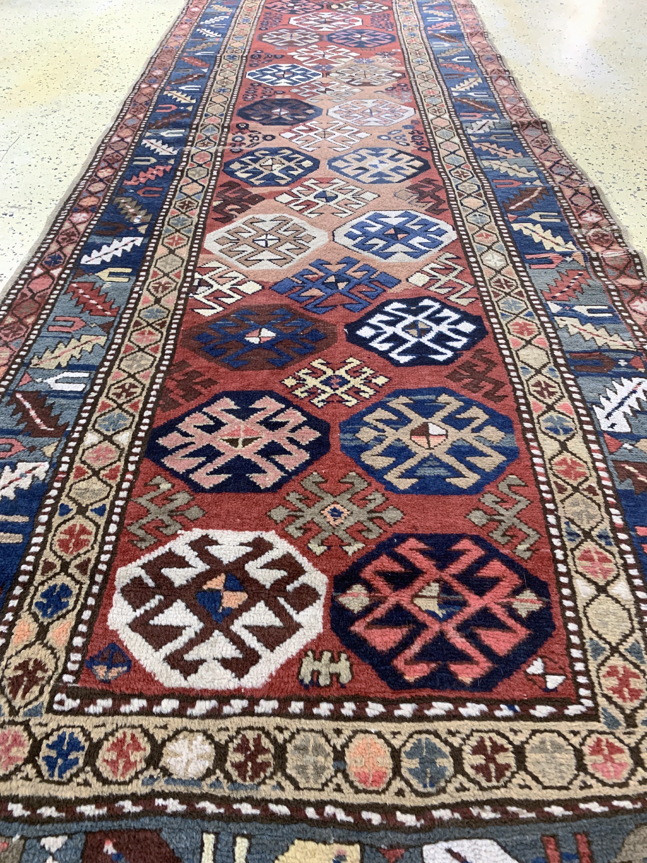 Detail d: Antiker Kazak, Kaukasus, 19.Jhd, Wolle auf Wolle, ca. 323 x 107 cm, EHZ: 3(restauriert)