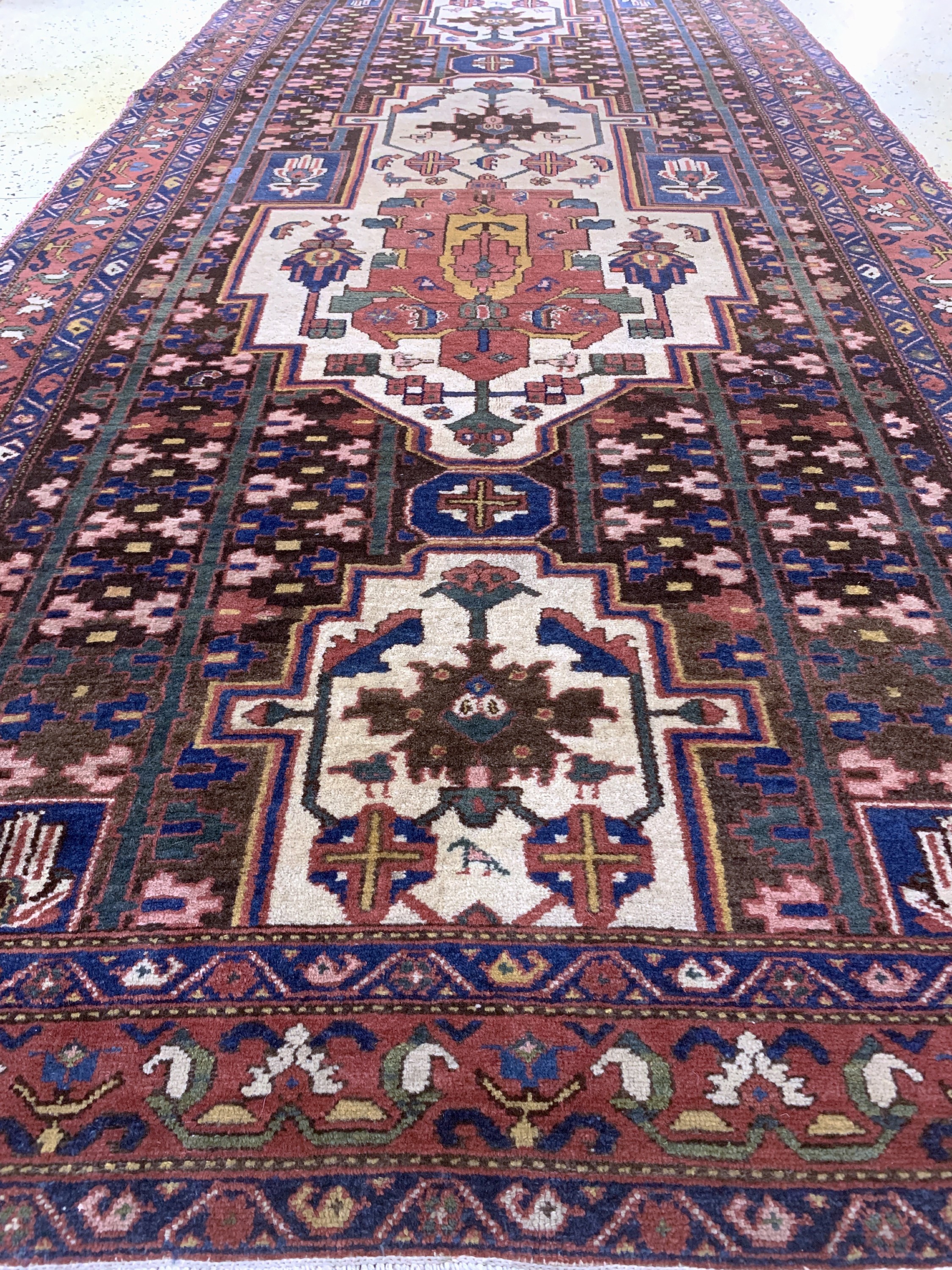 Detail d: Antiker Bachtiar, Persien, um 1900, Wolle auf Baumwolle, ca. 320 x 150 cm, EHZ: 3