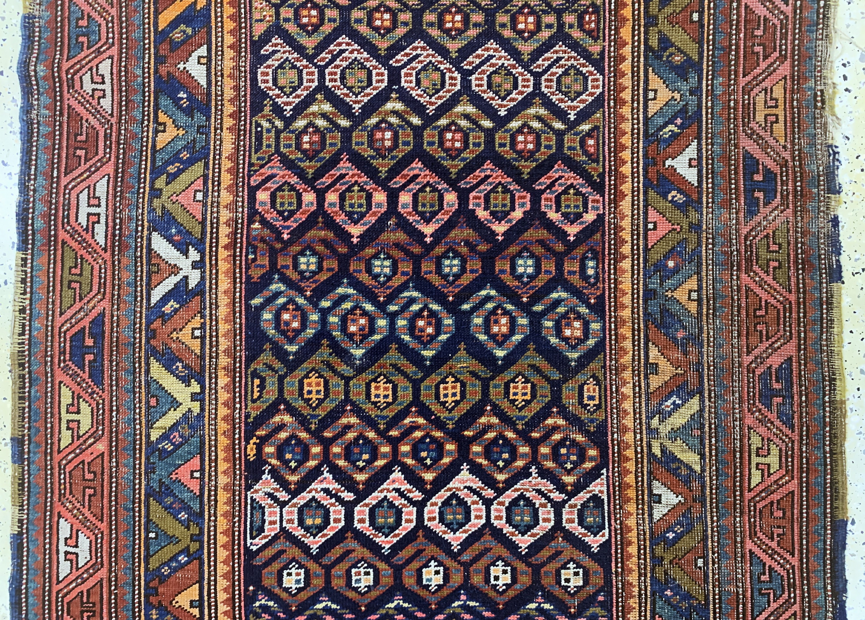 Detail b: Antiker Kazak, Kaukasus, 19.Jhd, Wolle auf Wolle, ca. 420 x 133 cm, EHZ: 3-4, (Restaurierungen)