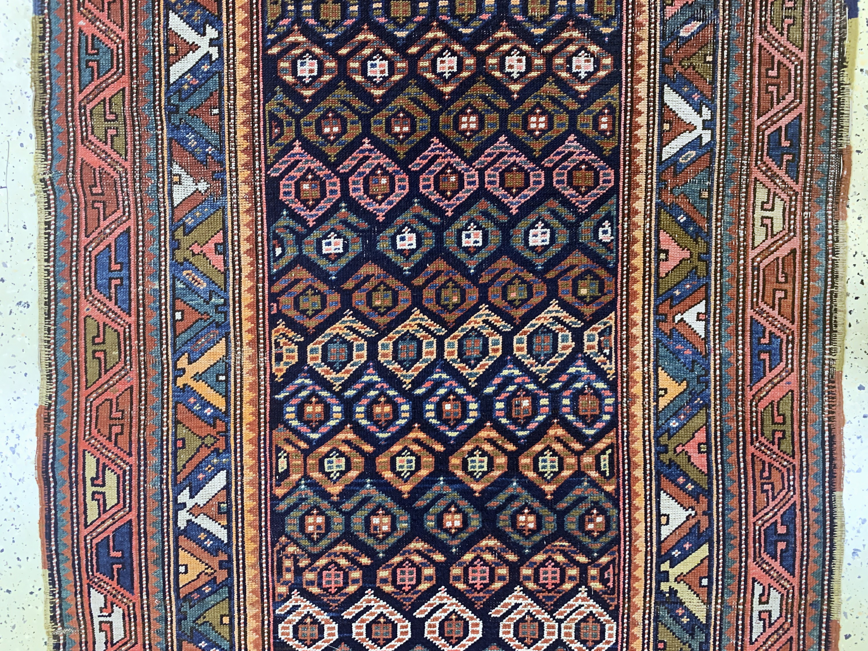 Detail c: Antiker Kazak, Kaukasus, 19.Jhd, Wolle auf Wolle, ca. 420 x 133 cm, EHZ: 3-4, (Restaurierungen)