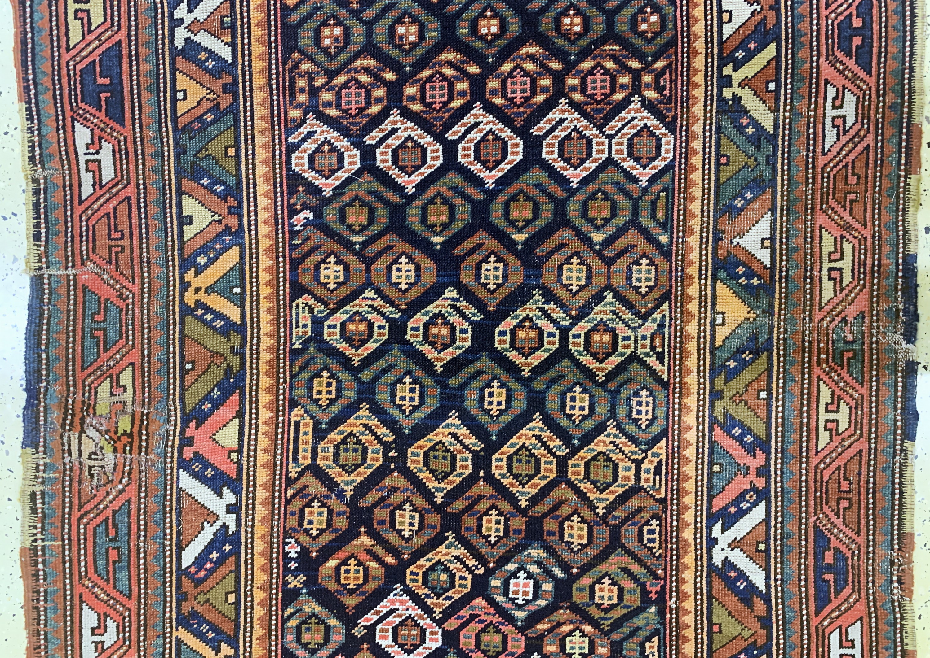 Detail d: Antiker Kazak, Kaukasus, 19.Jhd, Wolle auf Wolle, ca. 420 x 133 cm, EHZ: 3-4, (Restaurierungen)