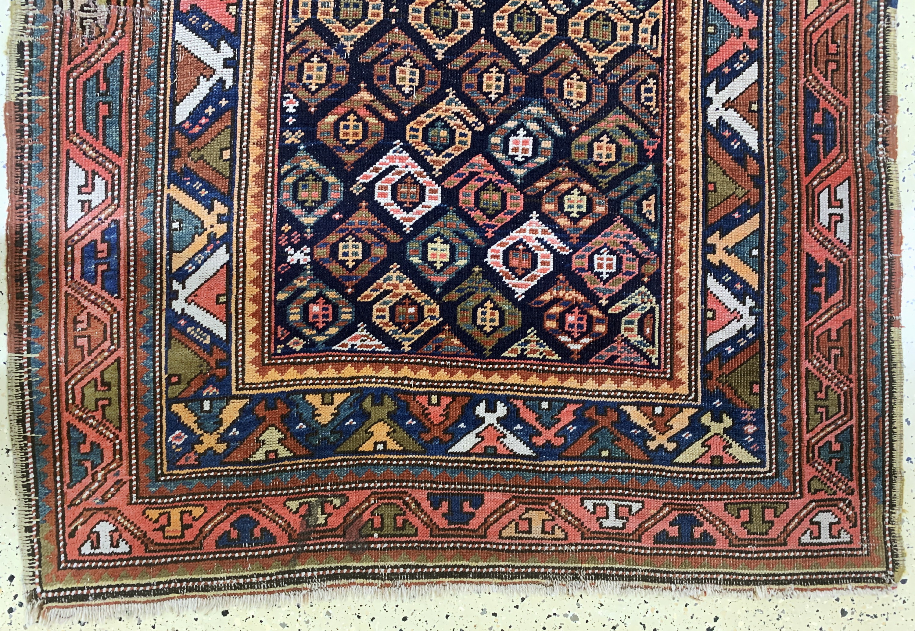 Detail e: Antiker Kazak, Kaukasus, 19.Jhd, Wolle auf Wolle, ca. 420 x 133 cm, EHZ: 3-4, (Restaurierungen)