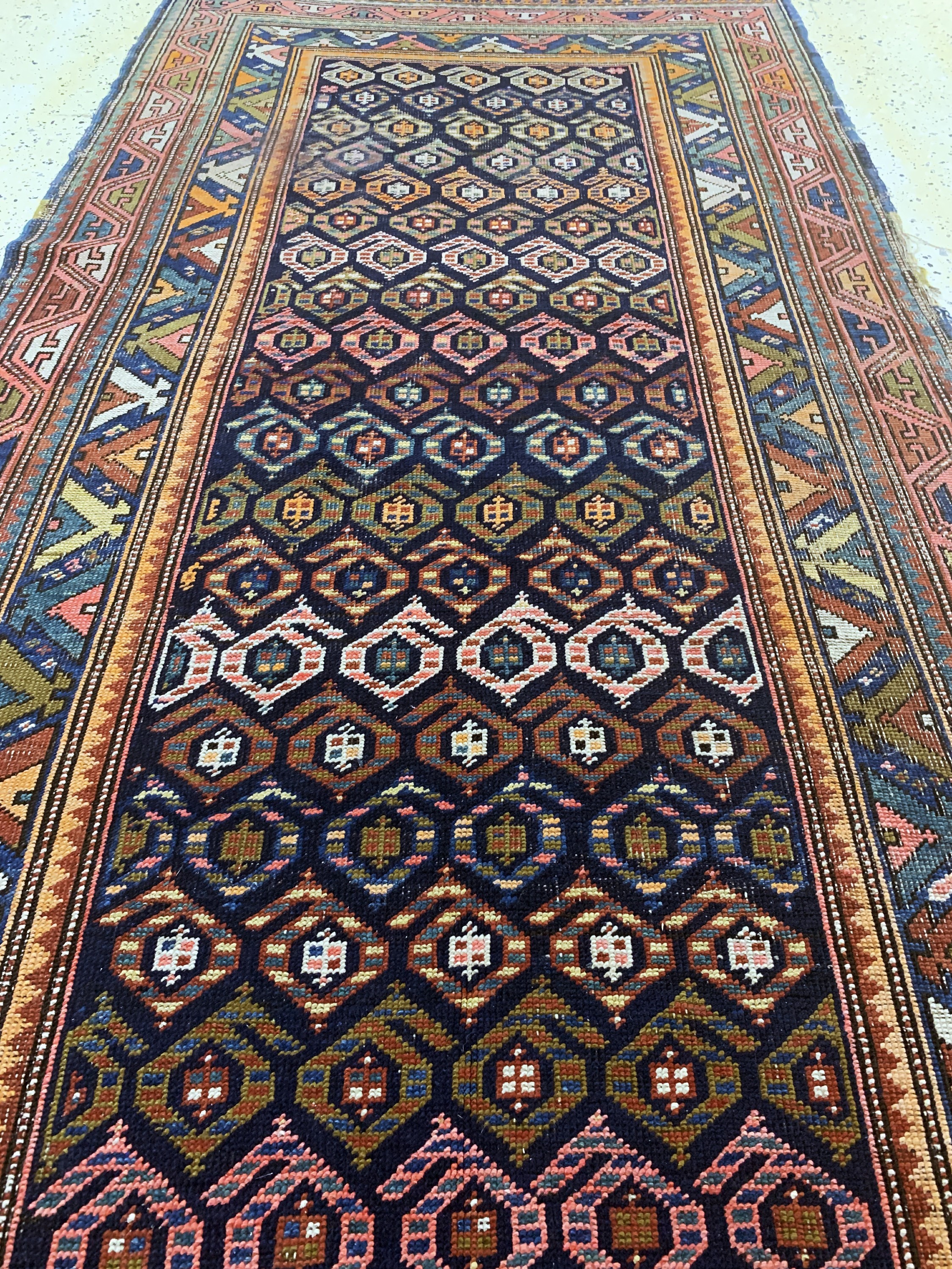 Detail f: Antiker Kazak, Kaukasus, 19.Jhd, Wolle auf Wolle, ca. 420 x 133 cm, EHZ: 3-4, (Restaurierungen)