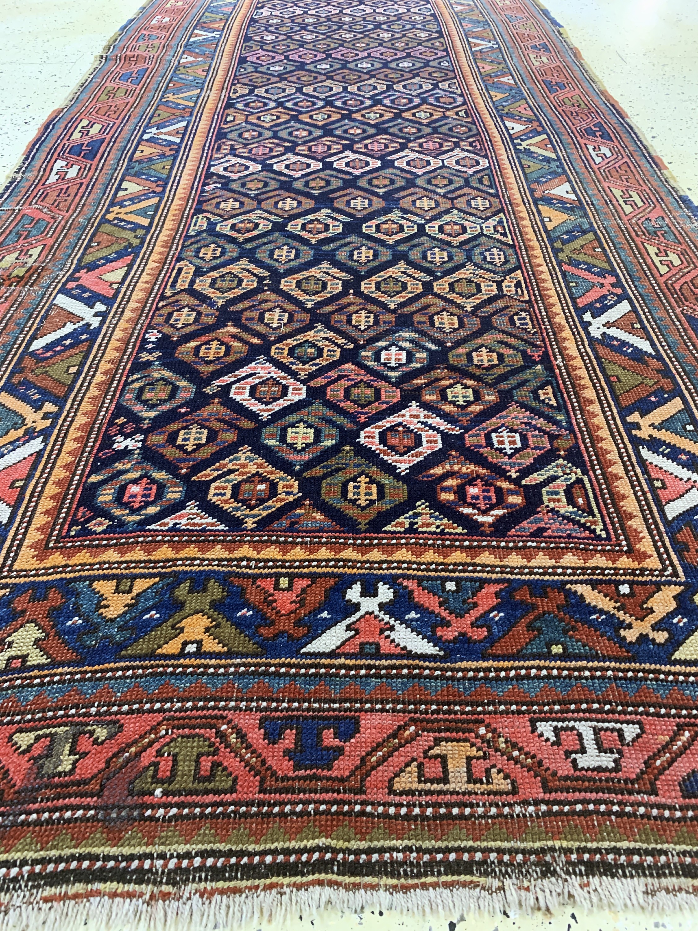 Detail g: Antiker Kazak, Kaukasus, 19.Jhd, Wolle auf Wolle, ca. 420 x 133 cm, EHZ: 3-4, (Restaurierungen)