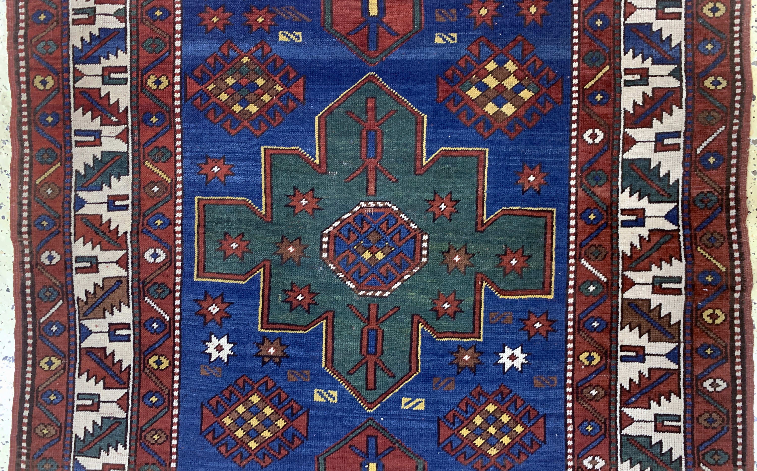 Detail b: Antiker Kazak, Kaukasus, datiert 1333(1911), Wolle auf Wolle, ca. 225 x 138 cm,EHZ: 2-3, (restauriert)