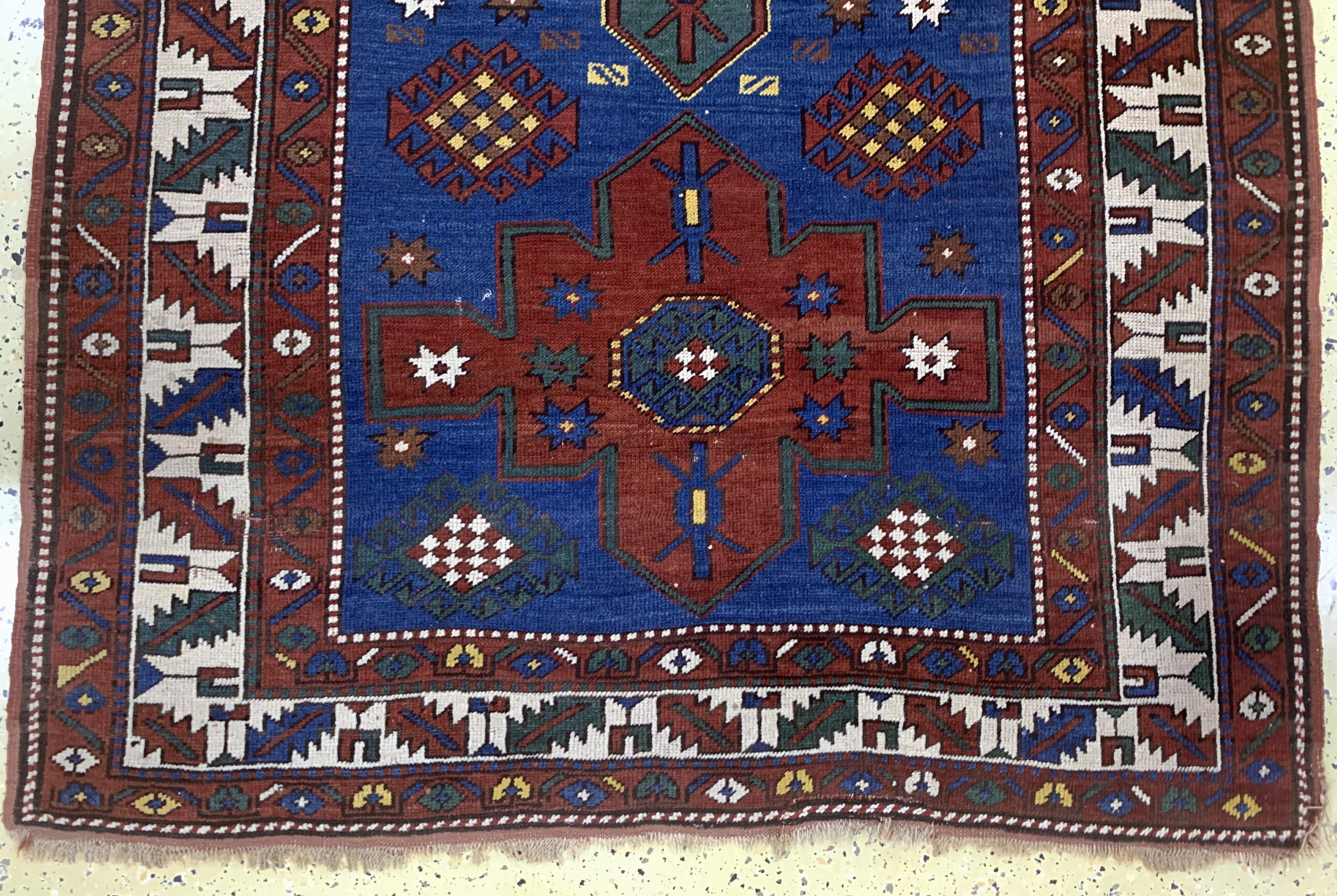 Detail c: Antiker Kazak, Kaukasus, datiert 1333(1911), Wolle auf Wolle, ca. 225 x 138 cm,EHZ: 2-3, (restauriert)