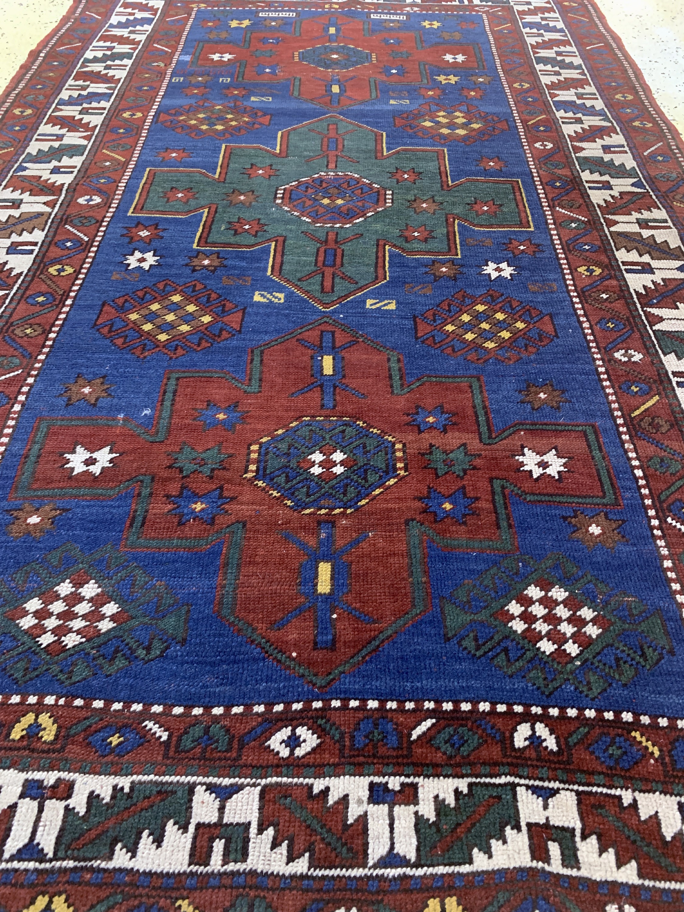 Detail d: Antiker Kazak, Kaukasus, datiert 1333(1911), Wolle auf Wolle, ca. 225 x 138 cm,EHZ: 2-3, (restauriert)
