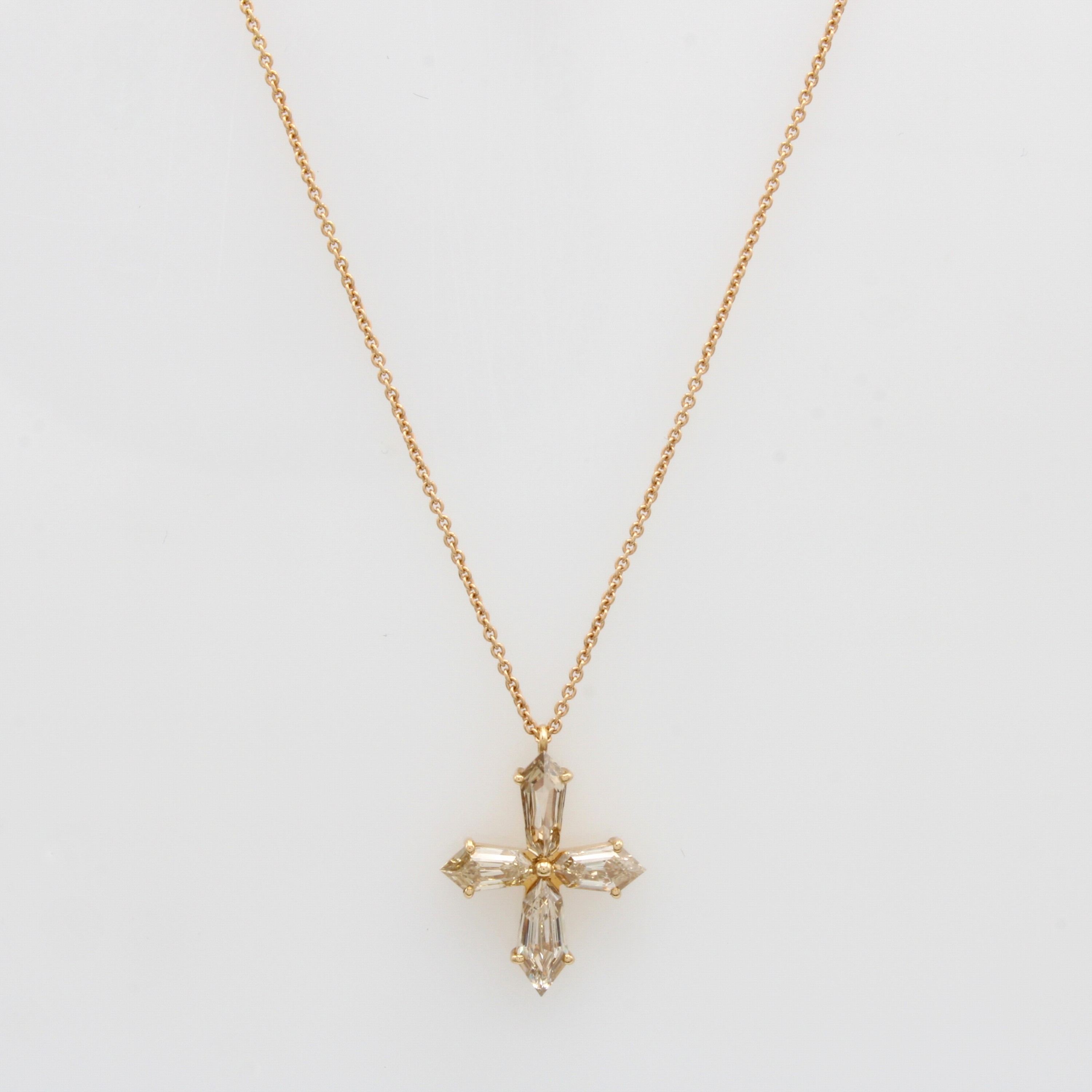 Image 27014521 - Kreuzanhänger mit Diamanten, RG 750/000, 4 Diam. im Shield-Schliff zus. ca. 1.24 ct ...