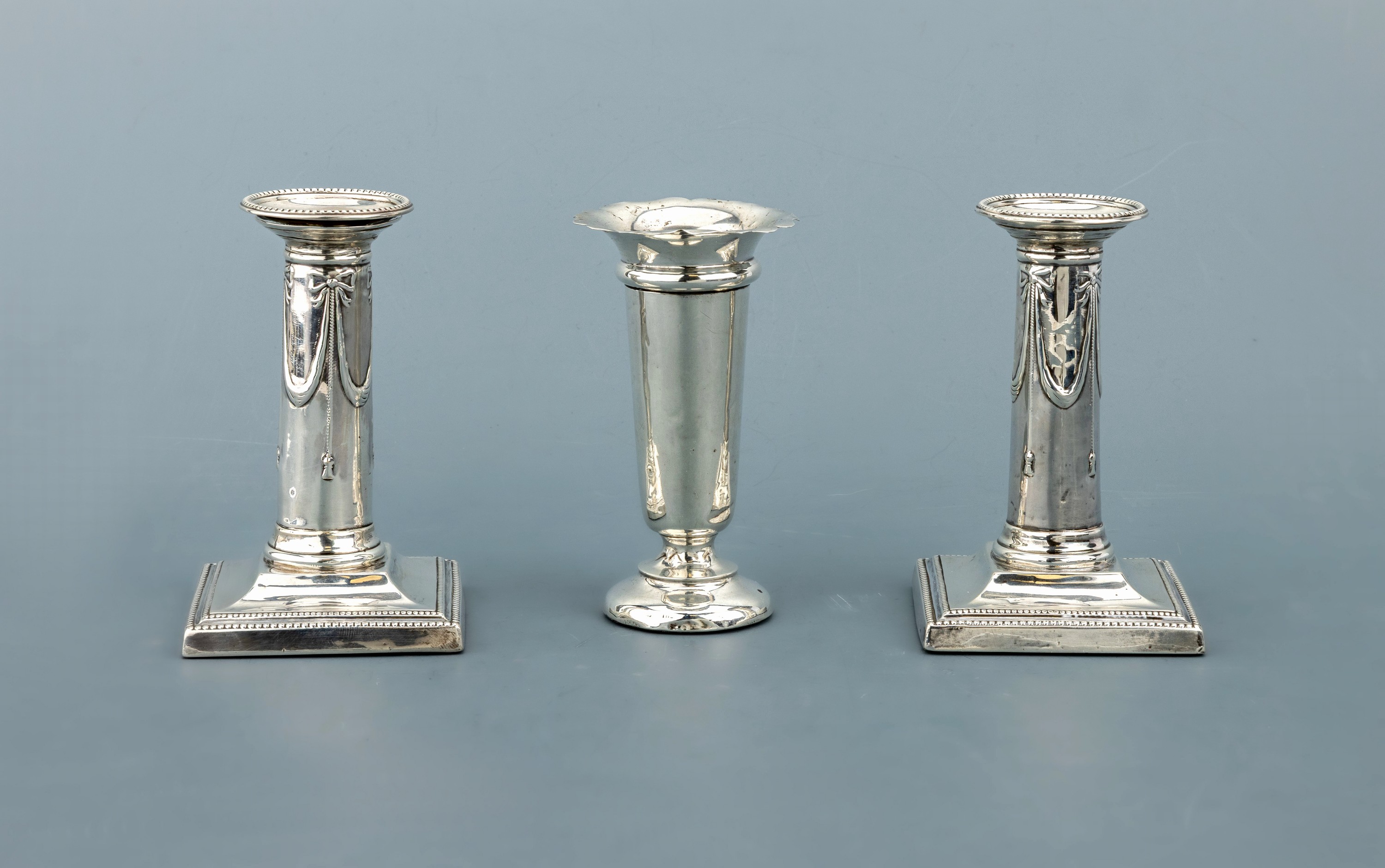 Image 27014583 - Paar Kerzenleuchter und kleine Vase, Silber, Leuchterpaar England, London 1900, 925er ...