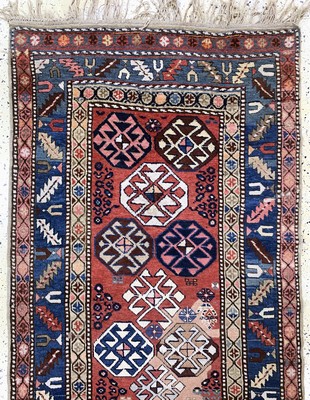 27014503a - Antiker Kazak, Kaukasus, 19.Jhd, Wolle auf Wolle, ca. 323 x 107 cm, EHZ: 3(restauriert)