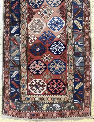 27014503c - Antiker Kazak, Kaukasus, 19.Jhd, Wolle auf Wolle, ca. 323 x 107 cm, EHZ: 3(restauriert)