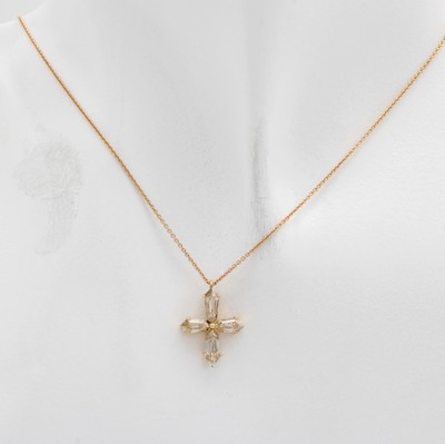 27014521b - Kreuzanhänger mit Diamanten, RG 750/000, 4 Diam. im Shield-Schliff zus. ca. 1.24 ct ...